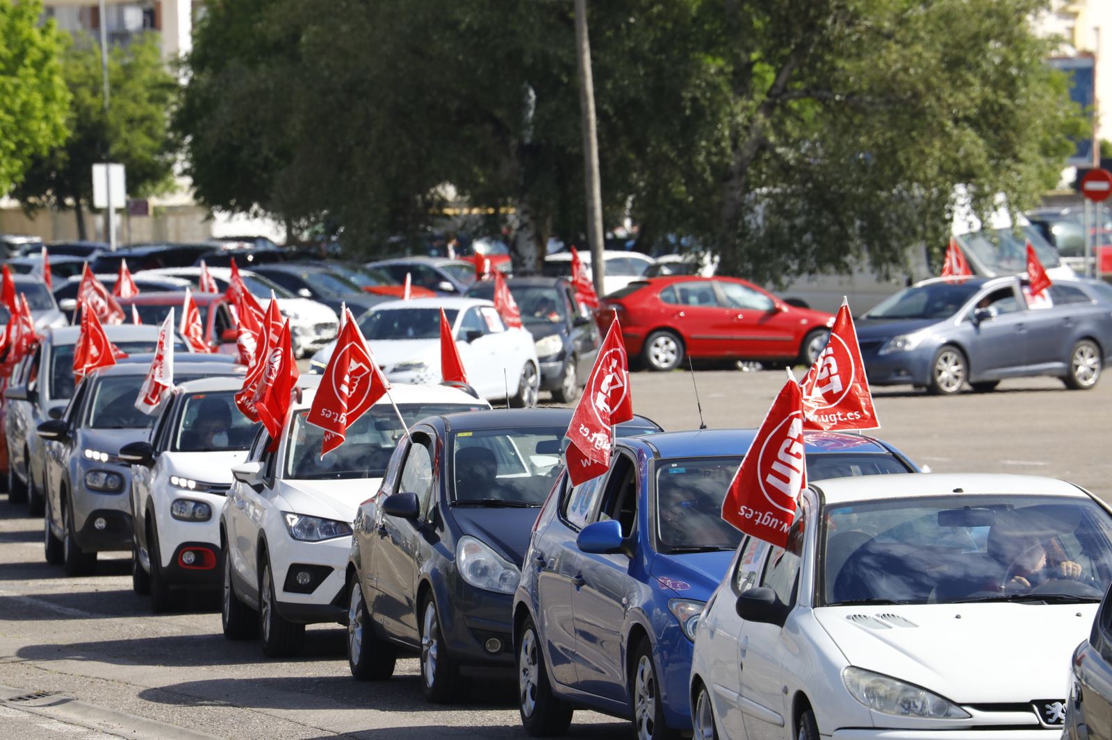 La caravana de coches de UGT en apoyo a las trabajadoras de ayuda a domicilio de Córdoba, en imágenes