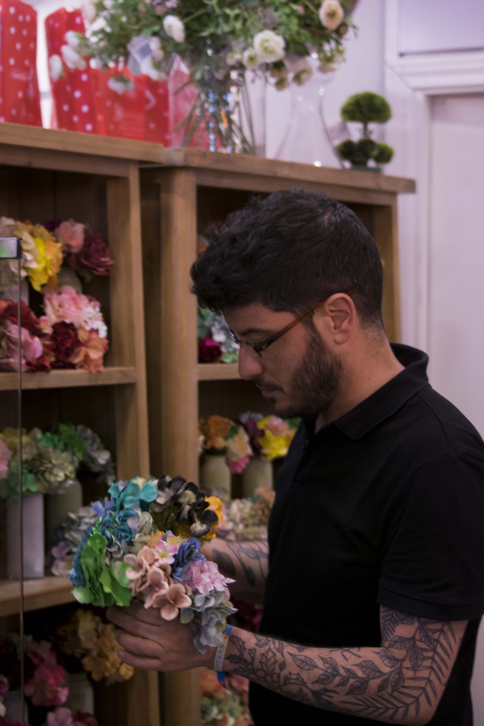 José Manuel Portana, encargado de la tienda, supervisa diferentes ramilletes.