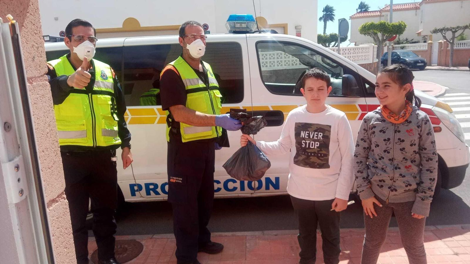 Javier y Paula entregan las pantallas de la familia Peña a Protección Civil.