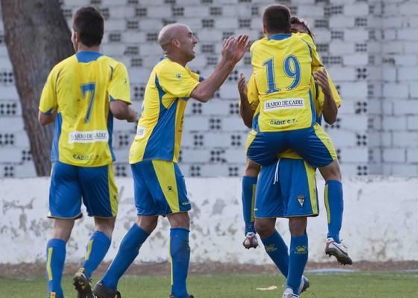 Un tanto de Pachón en el ´39 dio la victoria a los amarillos, que supieron mantener el marcador pese a las expulsiones de Aarón Bueno y Velasco 

Foto: Pascu Mendez/LOF