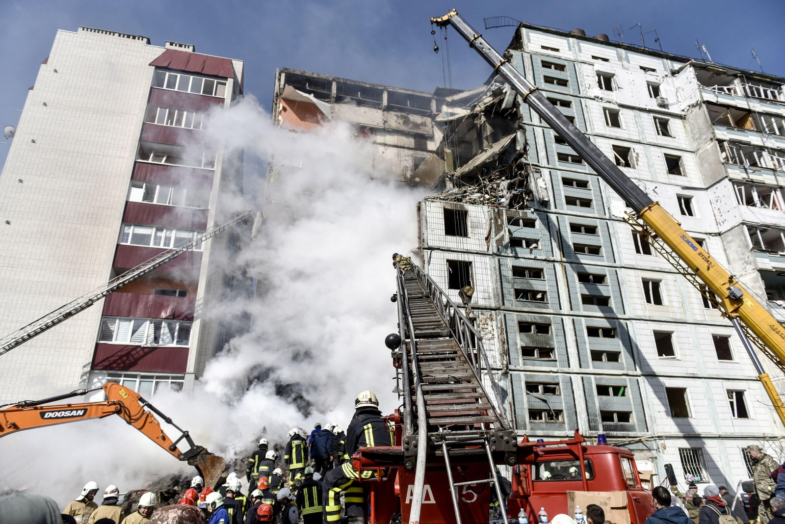 Equipos de rescate trabajan en un edificio de viviendas atacado en la ciudad de Uman. Equipos de rescate trabajan en un edificio de viviendas atacado en la ciudad de Uman.