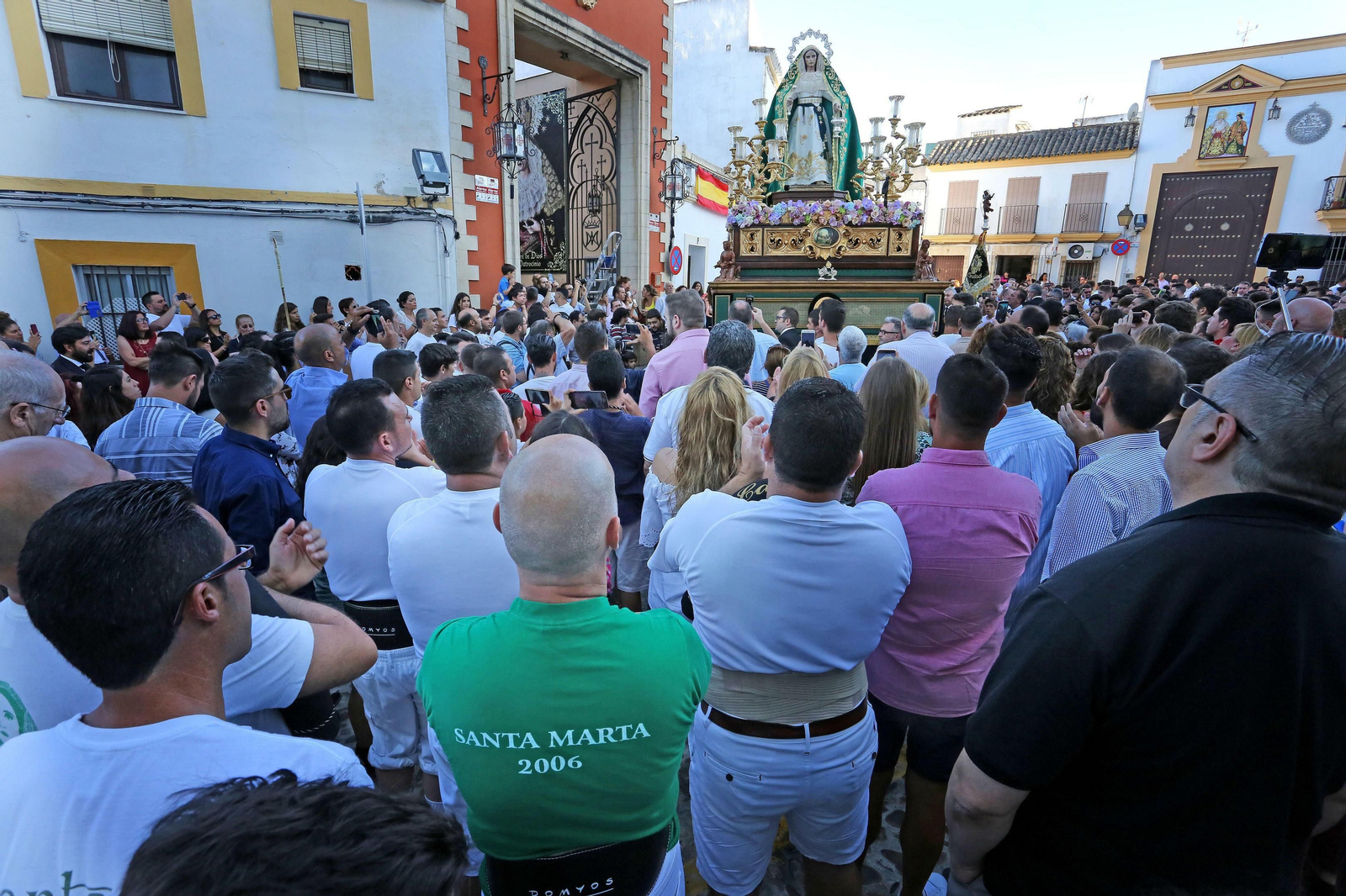 Santa Marta saliendo a la plaza de San Mateo ante la atenta mirada de los allí presentes.