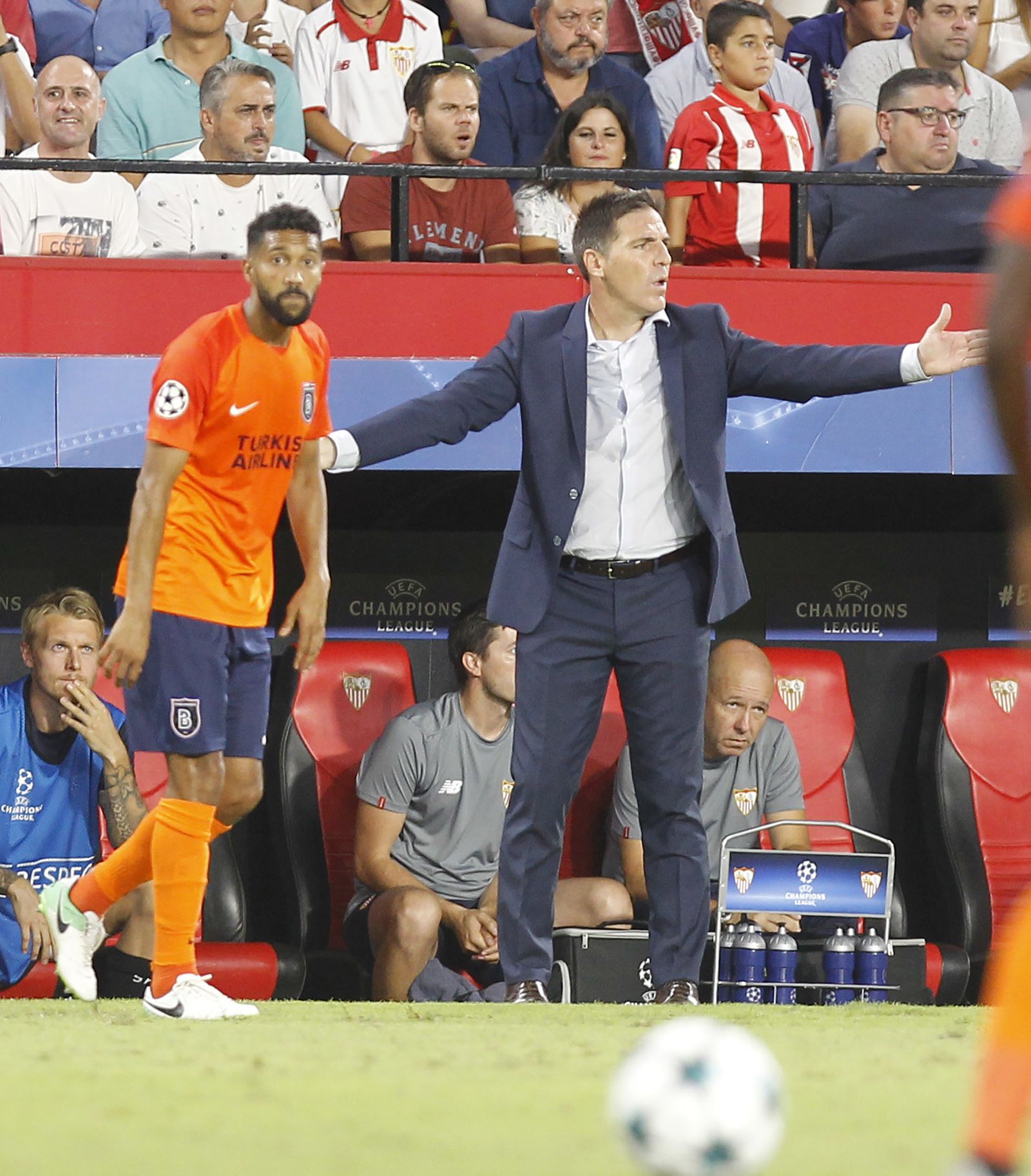 Berizzo, en la banda del Sánchez Pizjuán.