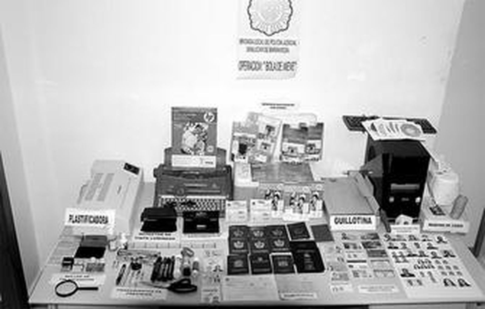 A los cubanos se les ha pillado todo un "arsenal" profesional para falsificar y estafar.