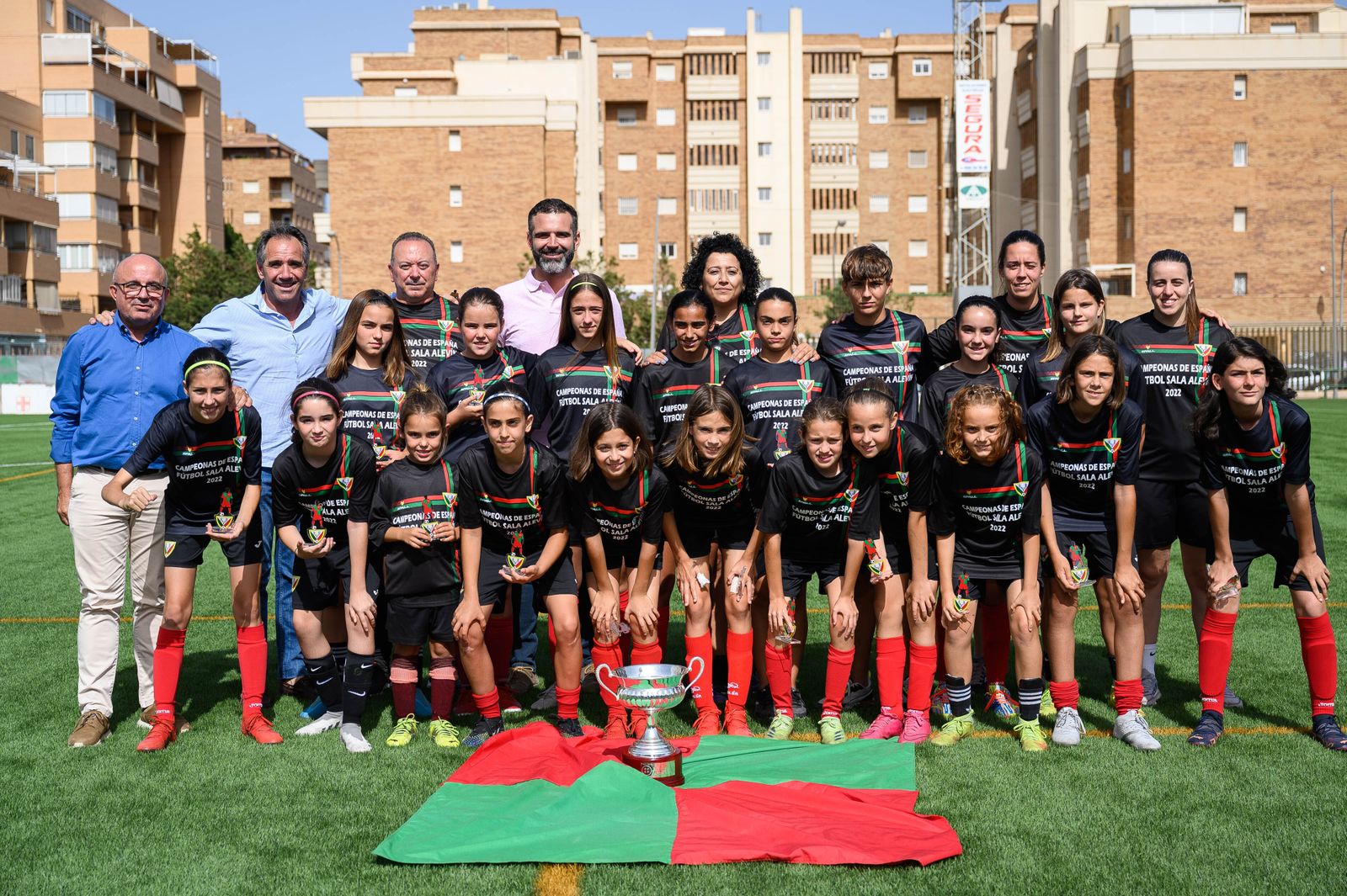 El alcalde y el concejal de Deportes, con las campeonas.