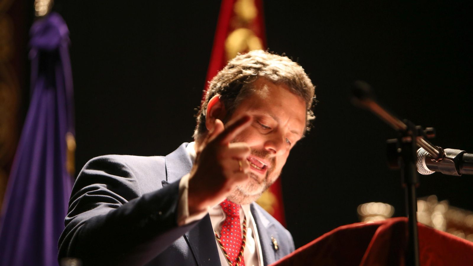 Gesto del pregonero durante su intervención.