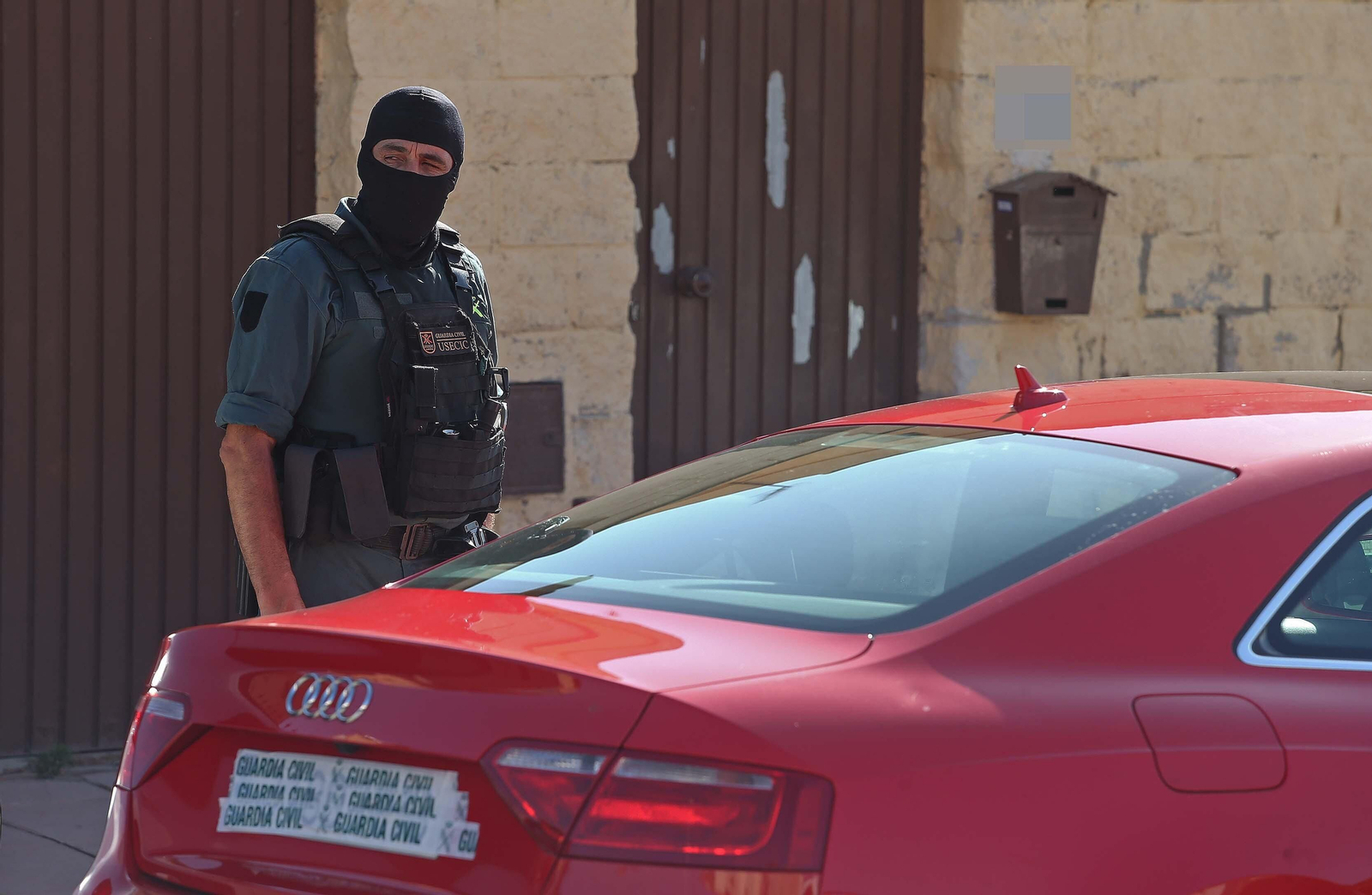 Fotos del registro de la Guardia Civil en Santa Margarita en La Línea