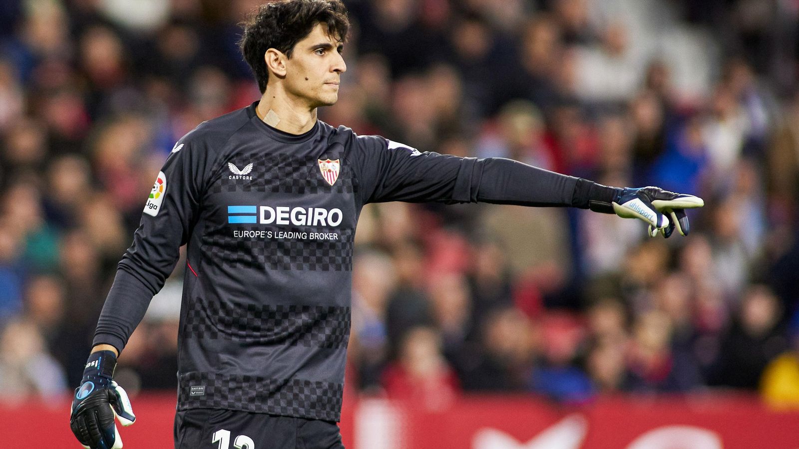 Bono da una orden en el Sevilla-Getafe.