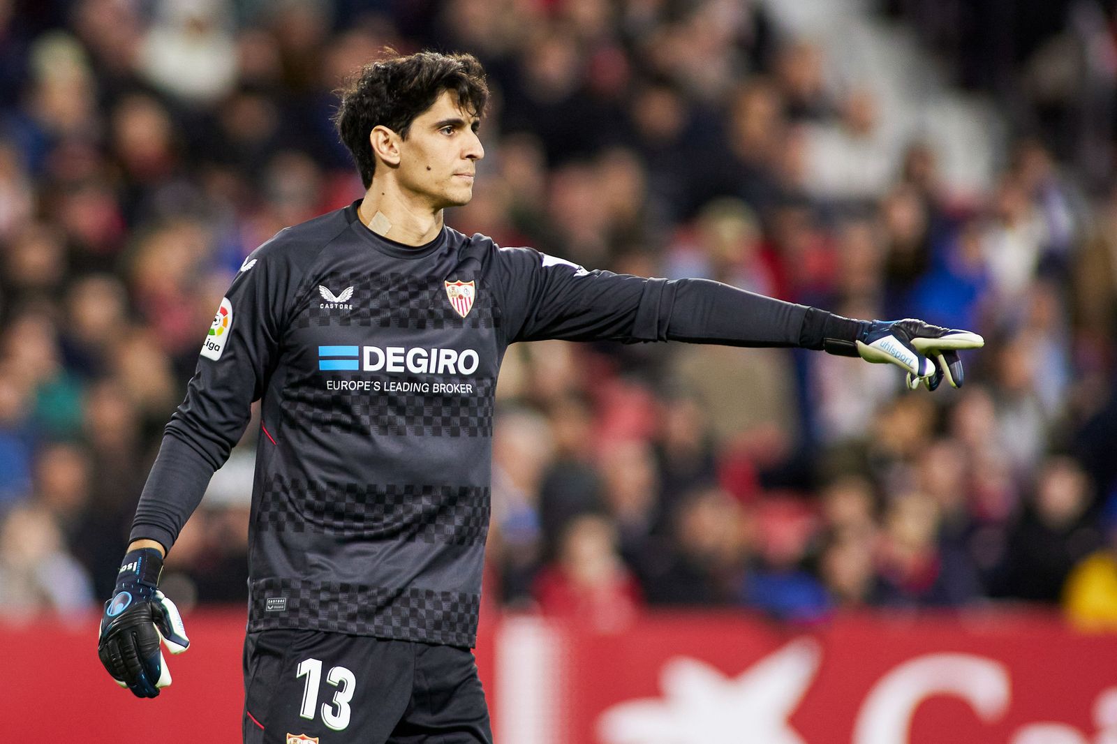 Bono da una orden en el Sevilla-Getafe.