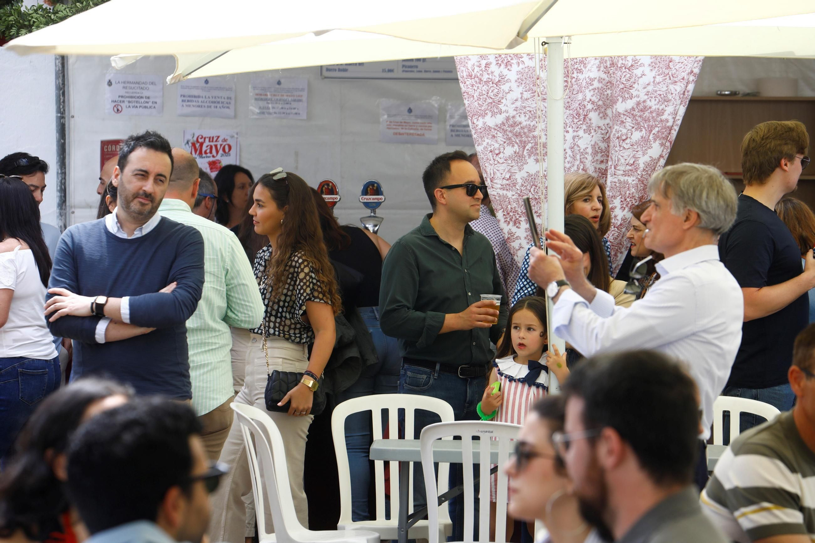 El ambiente en las Cruces de Mayo de Córdoba a mediodía, en imágenes