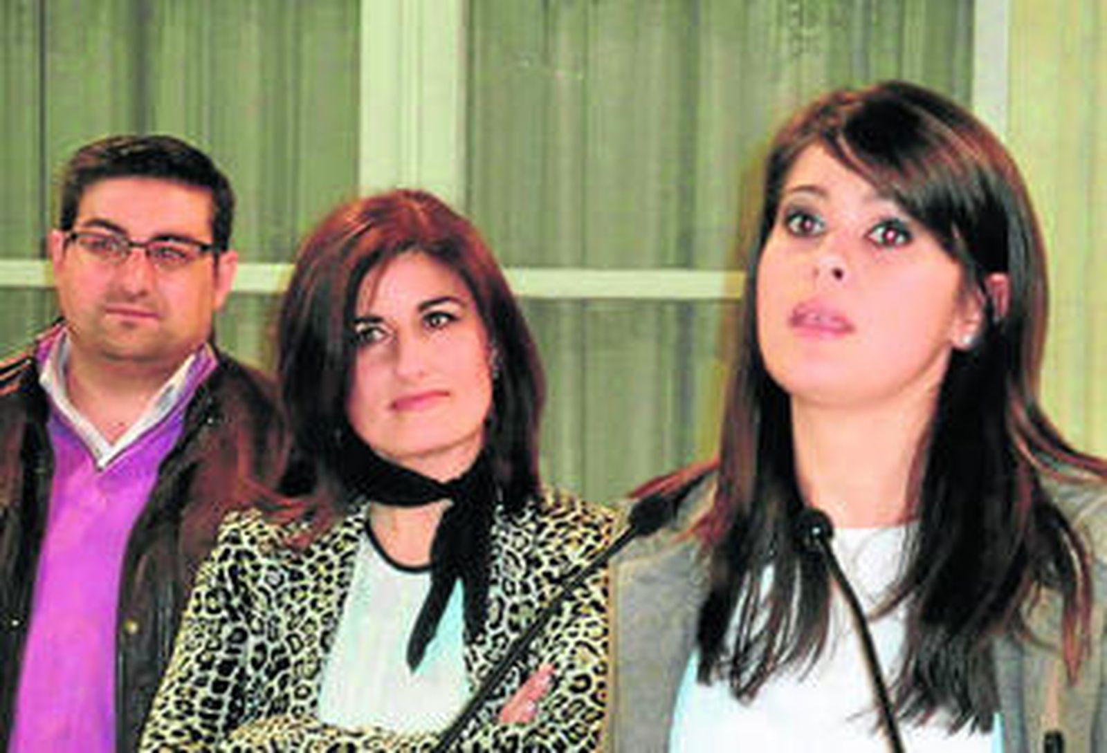 La diputada Ángeles Martínez con la artista Isabel Oller.