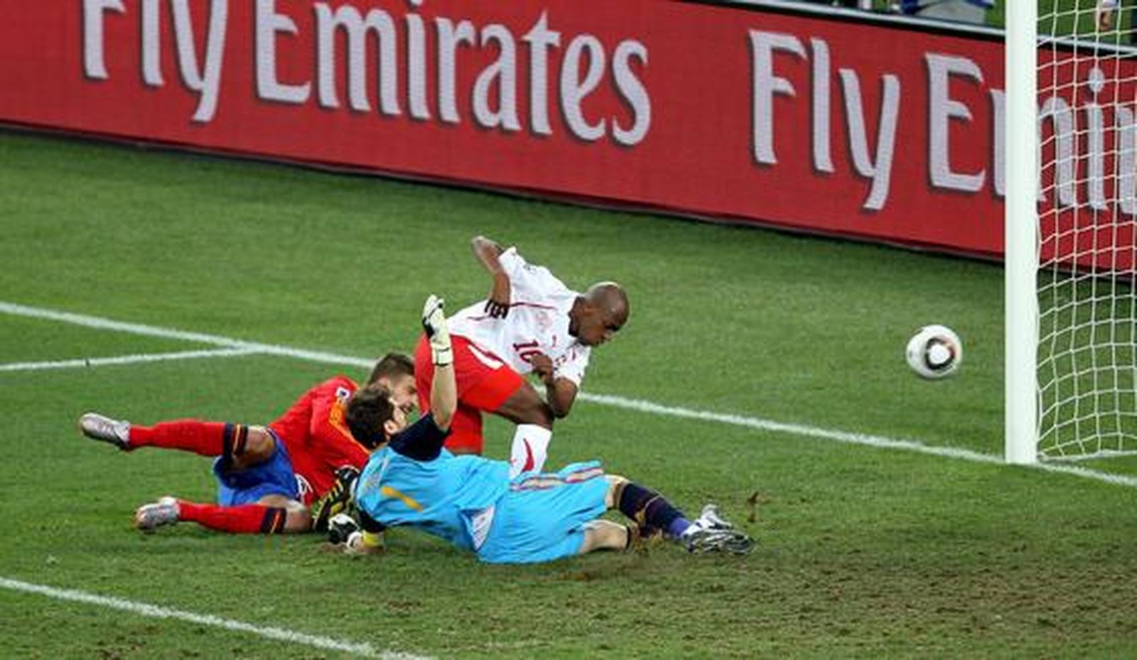 Fernandes bate a Casillas. / Reportaje gráfico: EFE, Reuters, AFP