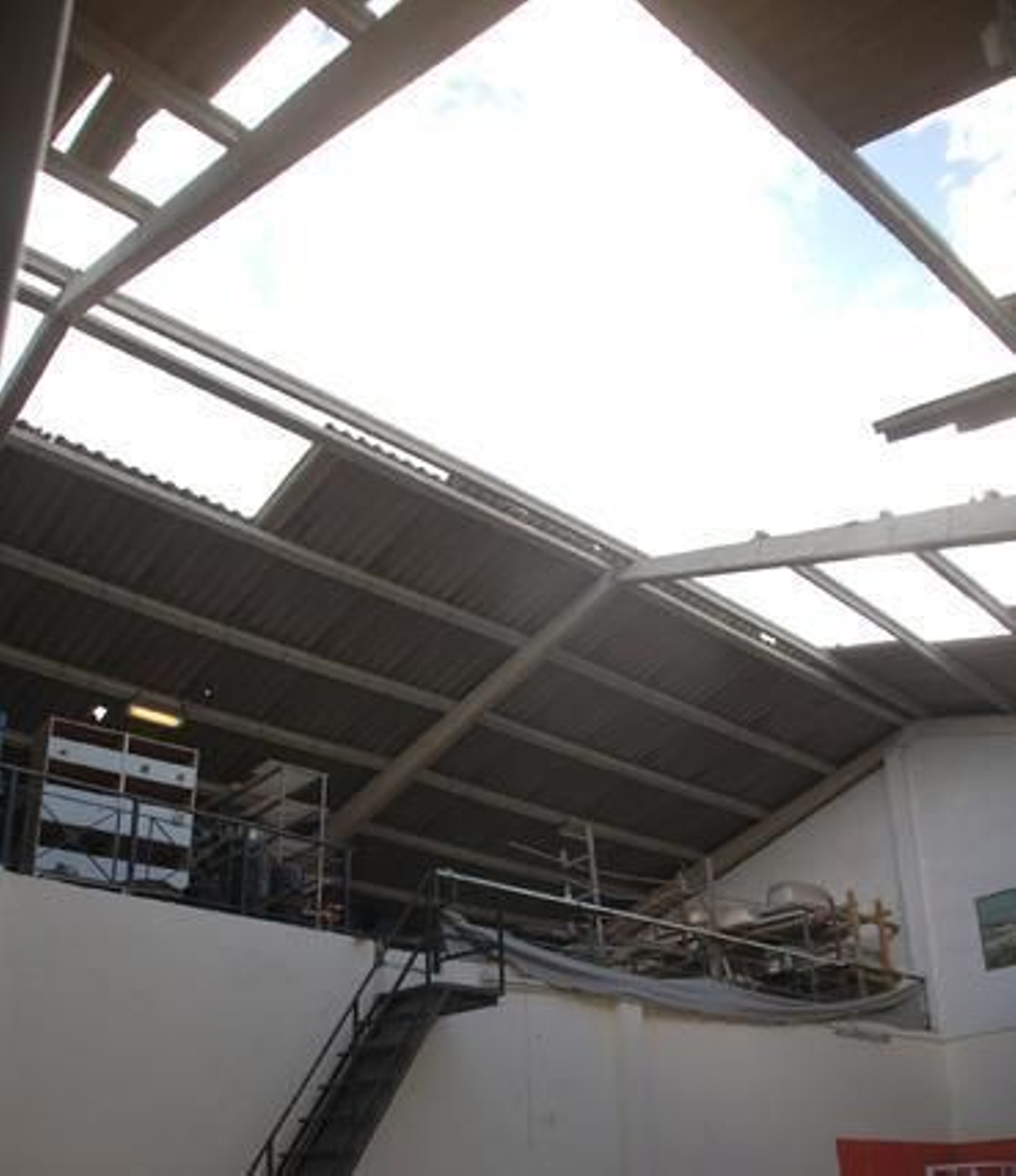 El fuerte viento causó destrozos en las instalaciones deportivas y en varias naves del Polígono de Fradricas  Foto: Rioja