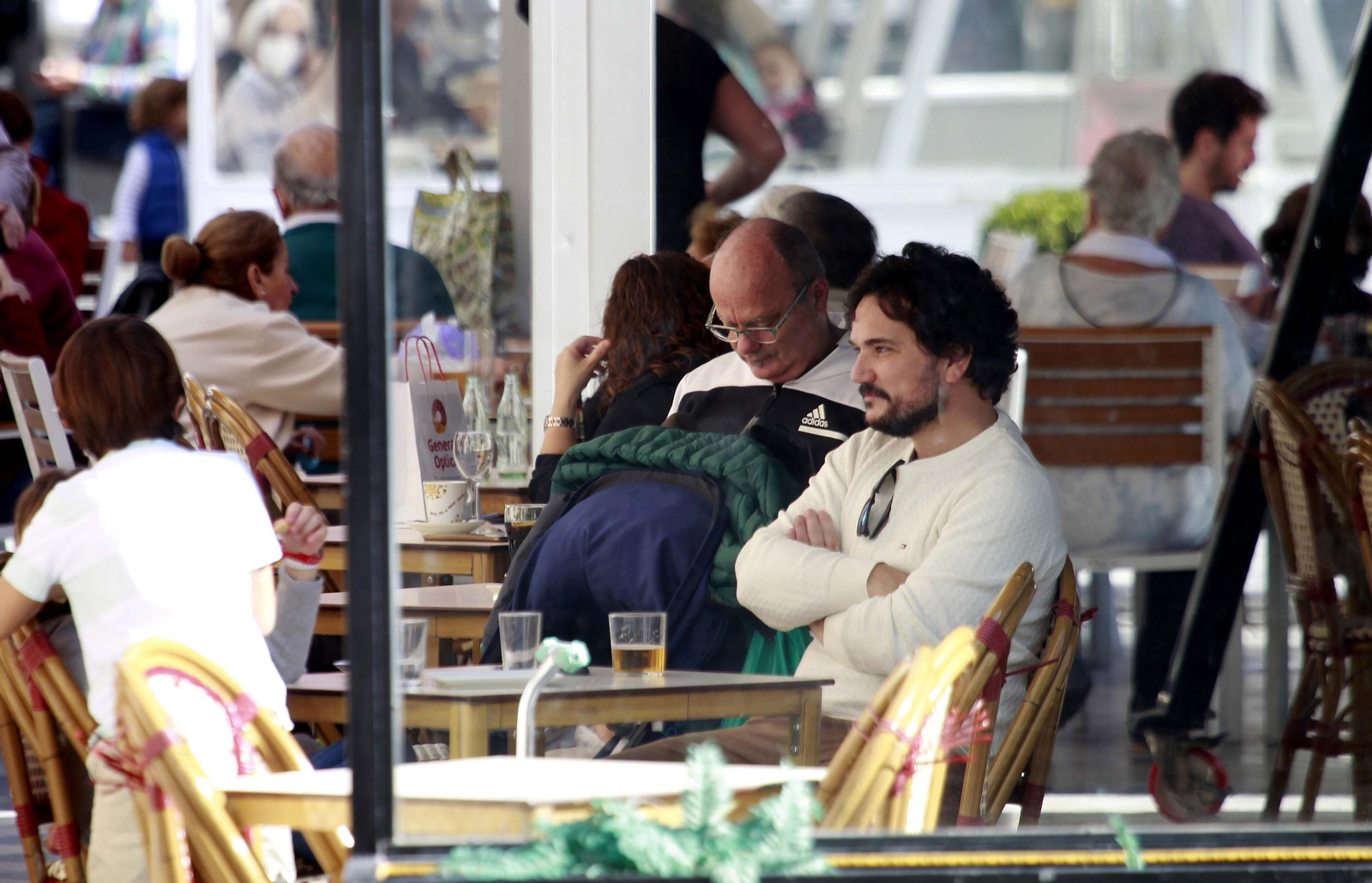 Clientes en una terraza en el centro de Algeciras.