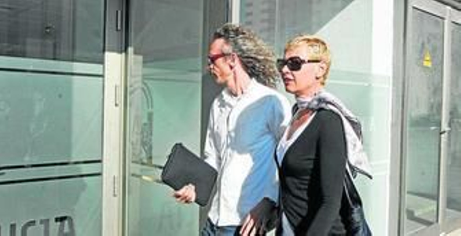 Esther Arroyo y su marido, a la entrada a los juzgados el pasado mes de mayo, cuando se aplazó la vista.