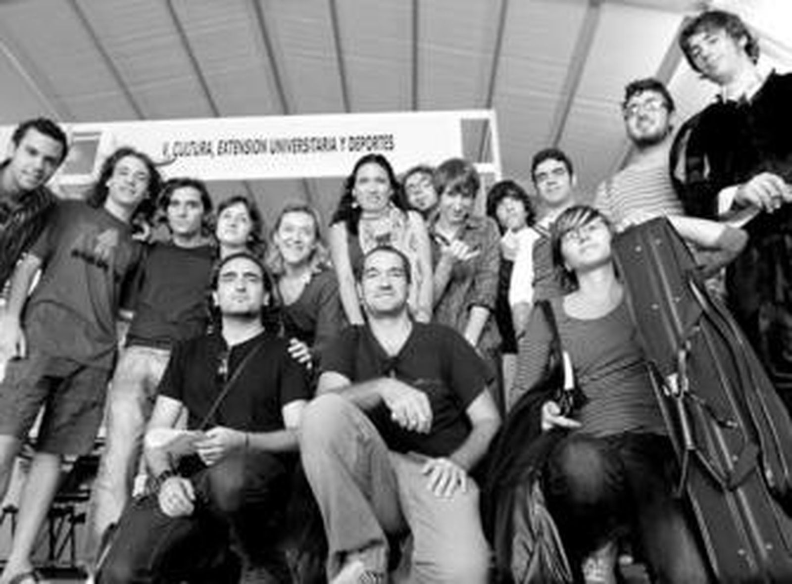 Los ganadores posan en grupo tras recibir los galardones.