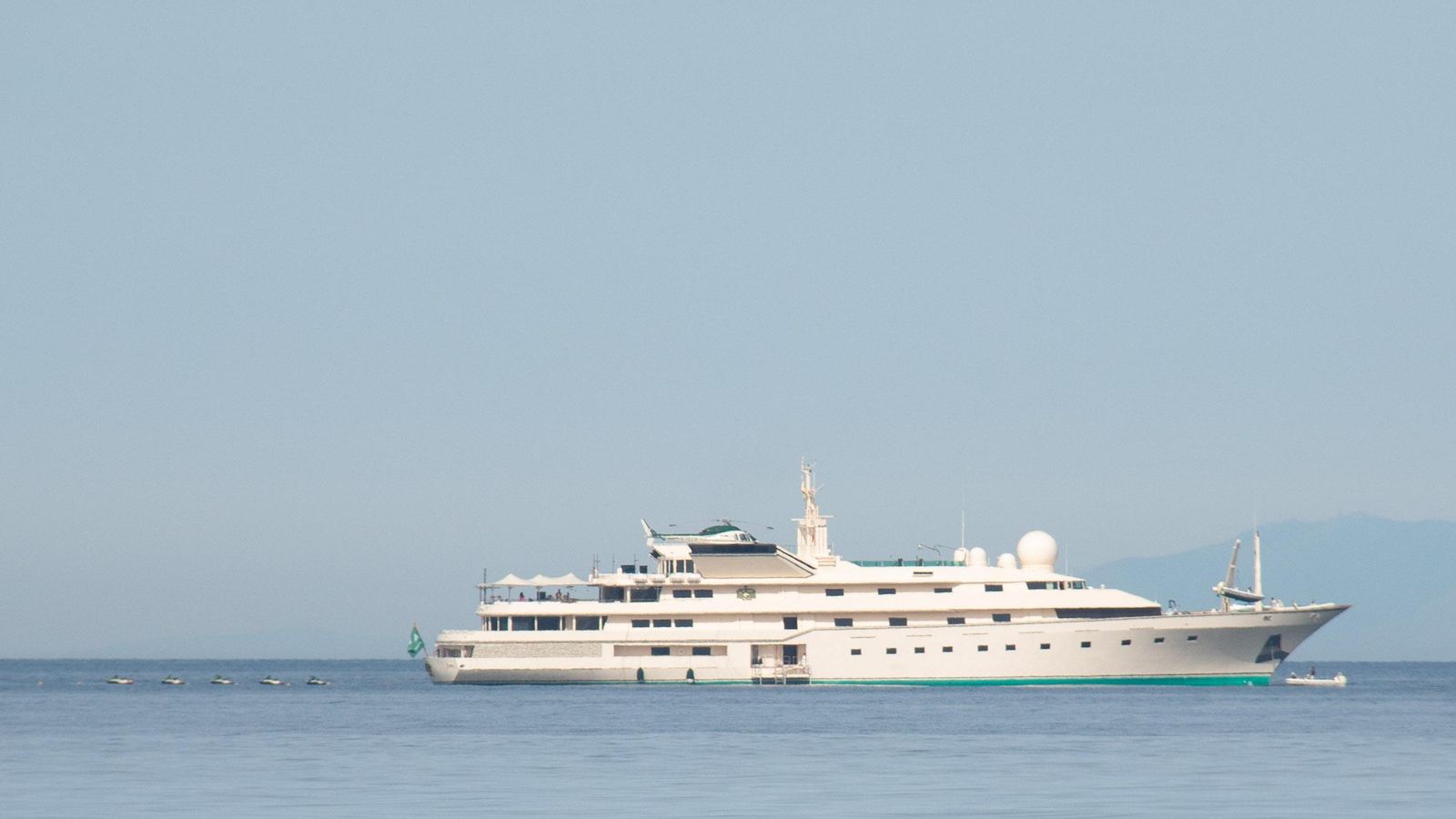 El yate de lujo frente a la Costa de Granada