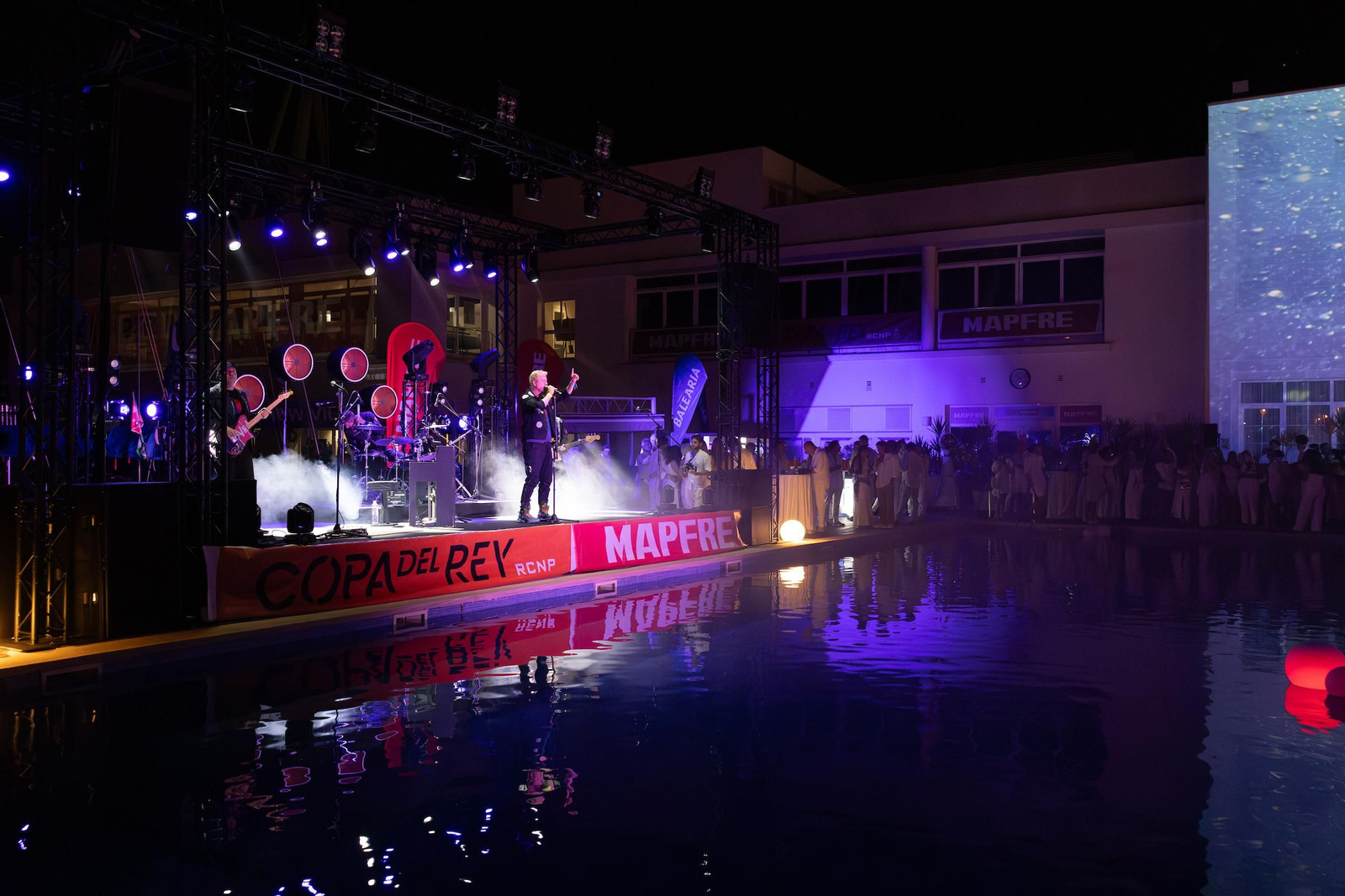 Búscate en el Cóctel de Blanco de la Copa del Rey Mapfre de vela