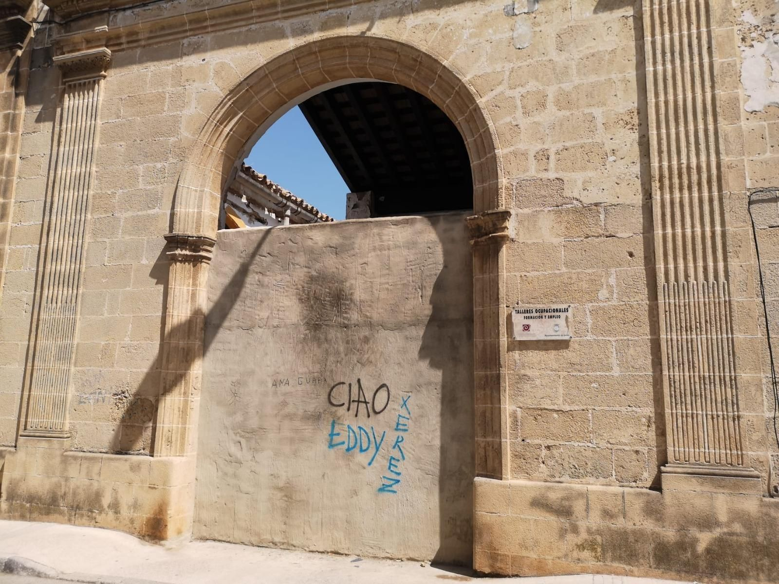 Entrada al solar municipal que los vecinos piden que se tapie completamente.
