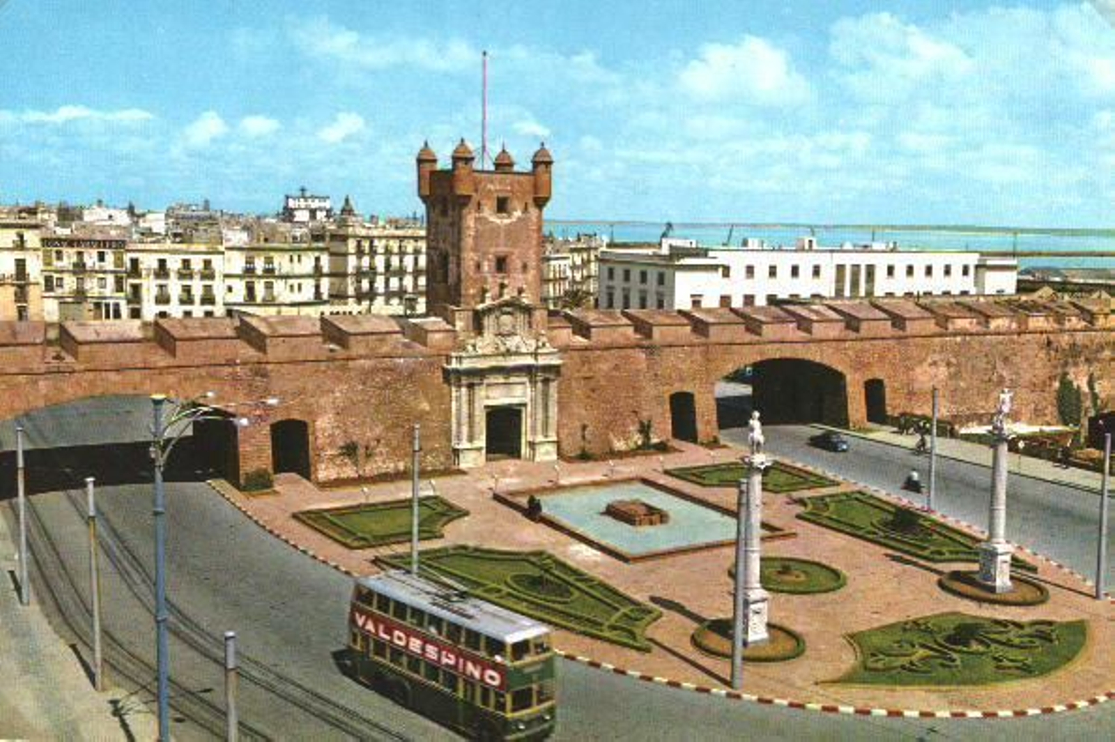 Imágenes desconocidas de la historia de Cádiz bajo la fuente de Puerta de Tierra