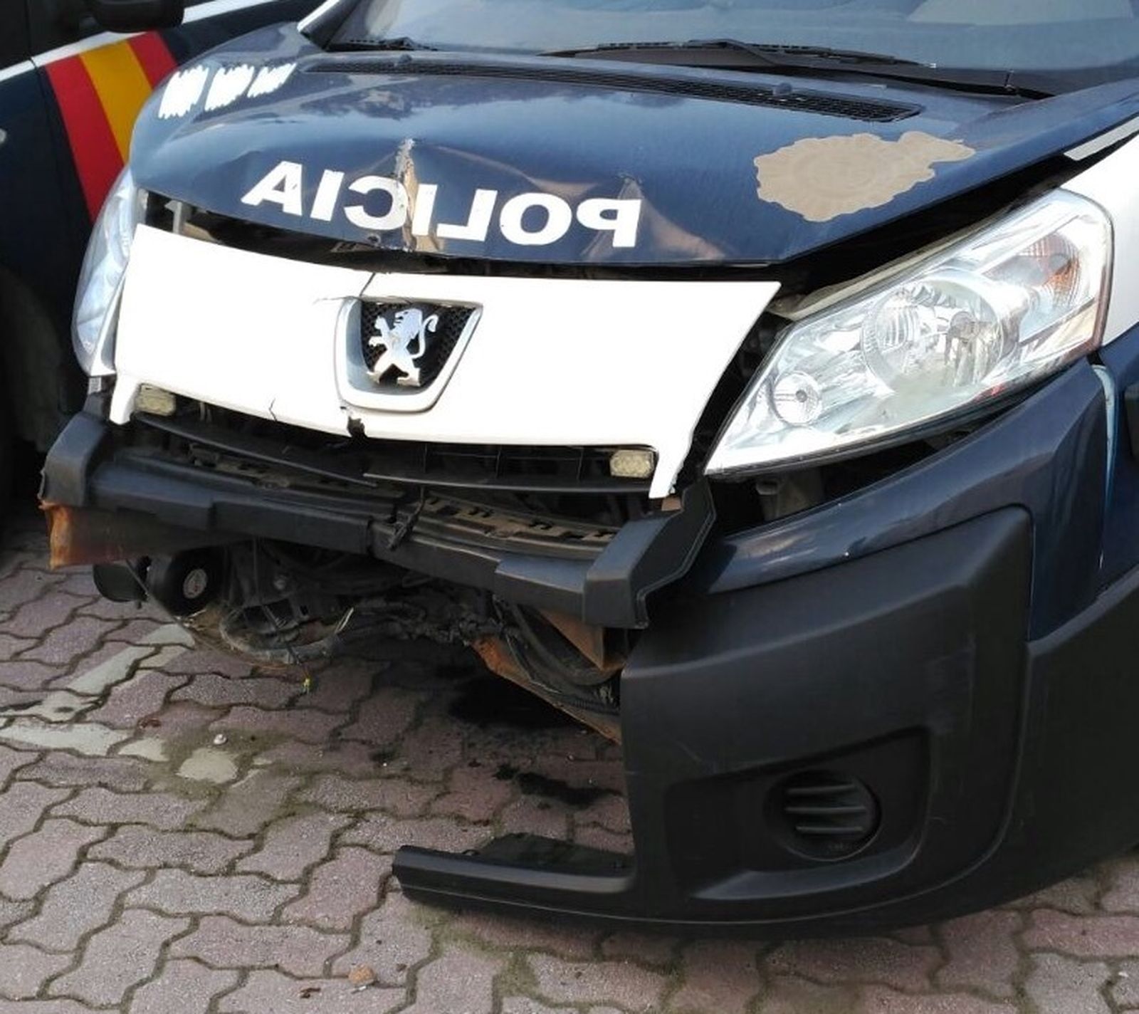 Vehículos oficiales dañados en las dos últimas semanas en persecuciones. Abajo a la derecha, wl todoterreno de unos narcotraficantes.