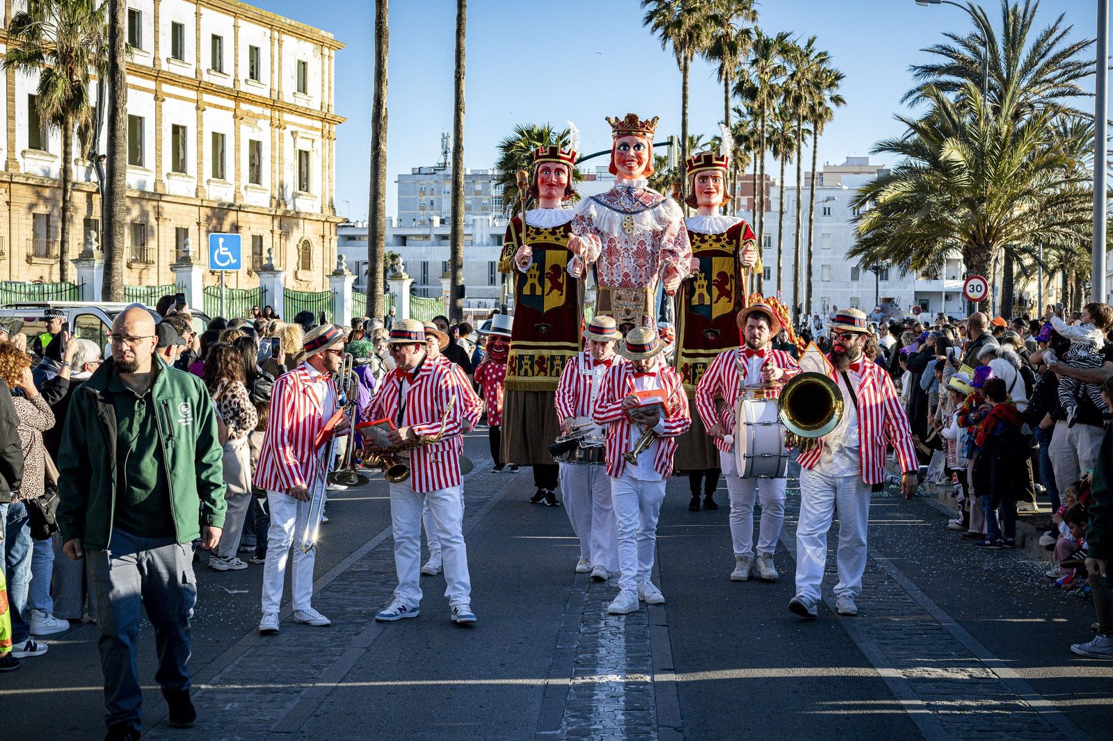 Las mejores imágenes de la Cabalgata del Humor del Carnaval de Cádiz 2026