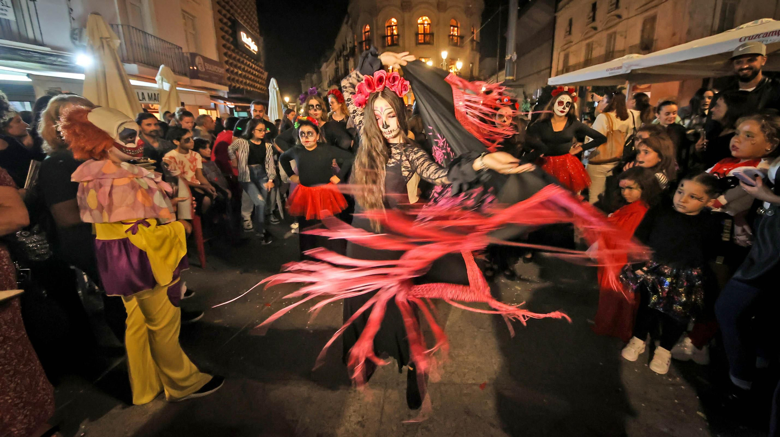 El desfile de Halloween llena las calles de Jerez