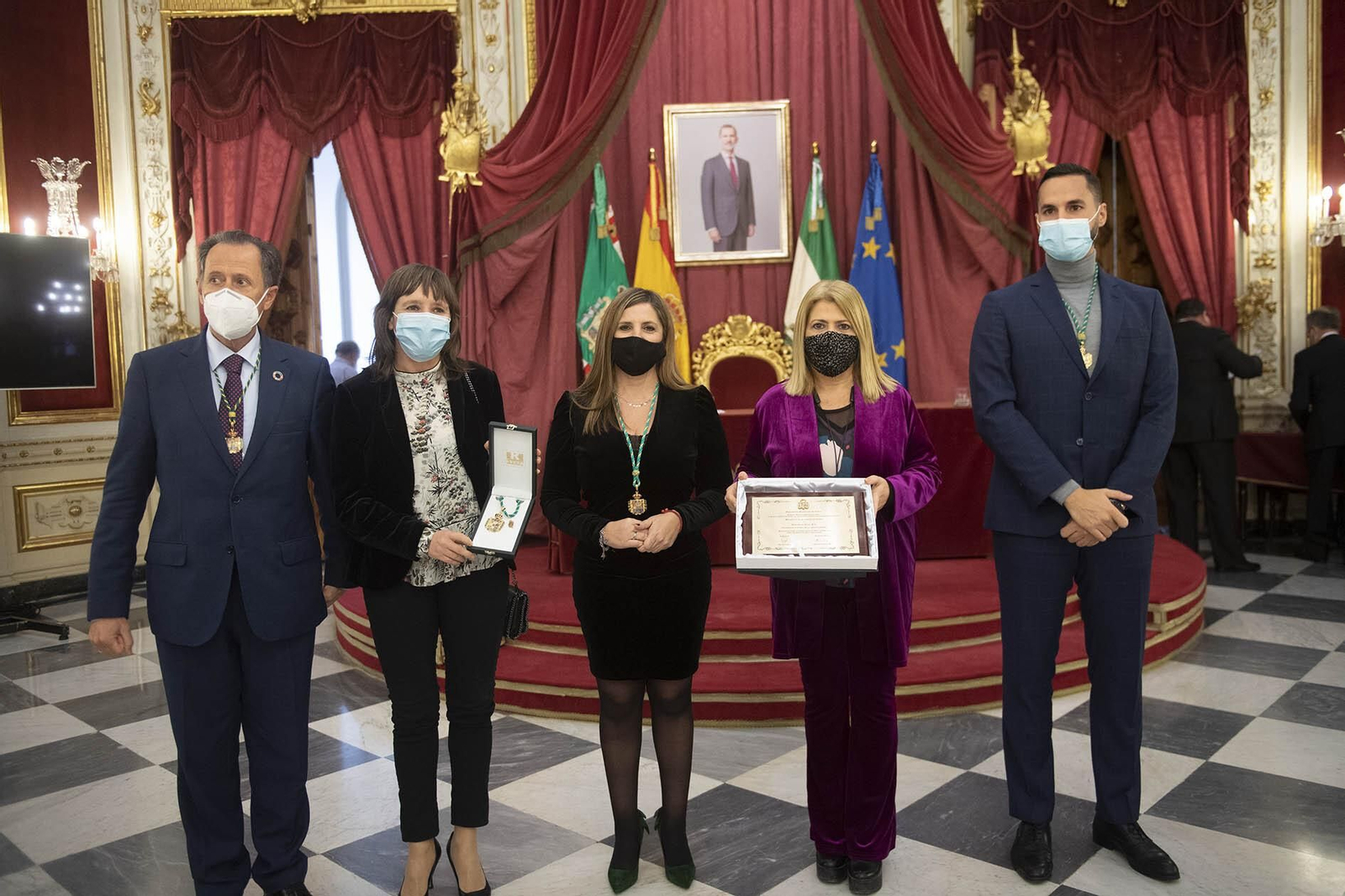 La presidenta de la Diputación, con la alcaldesa y la delegada de Economía, recibiendo un reconocimiento del organismo provincial al Circuito.