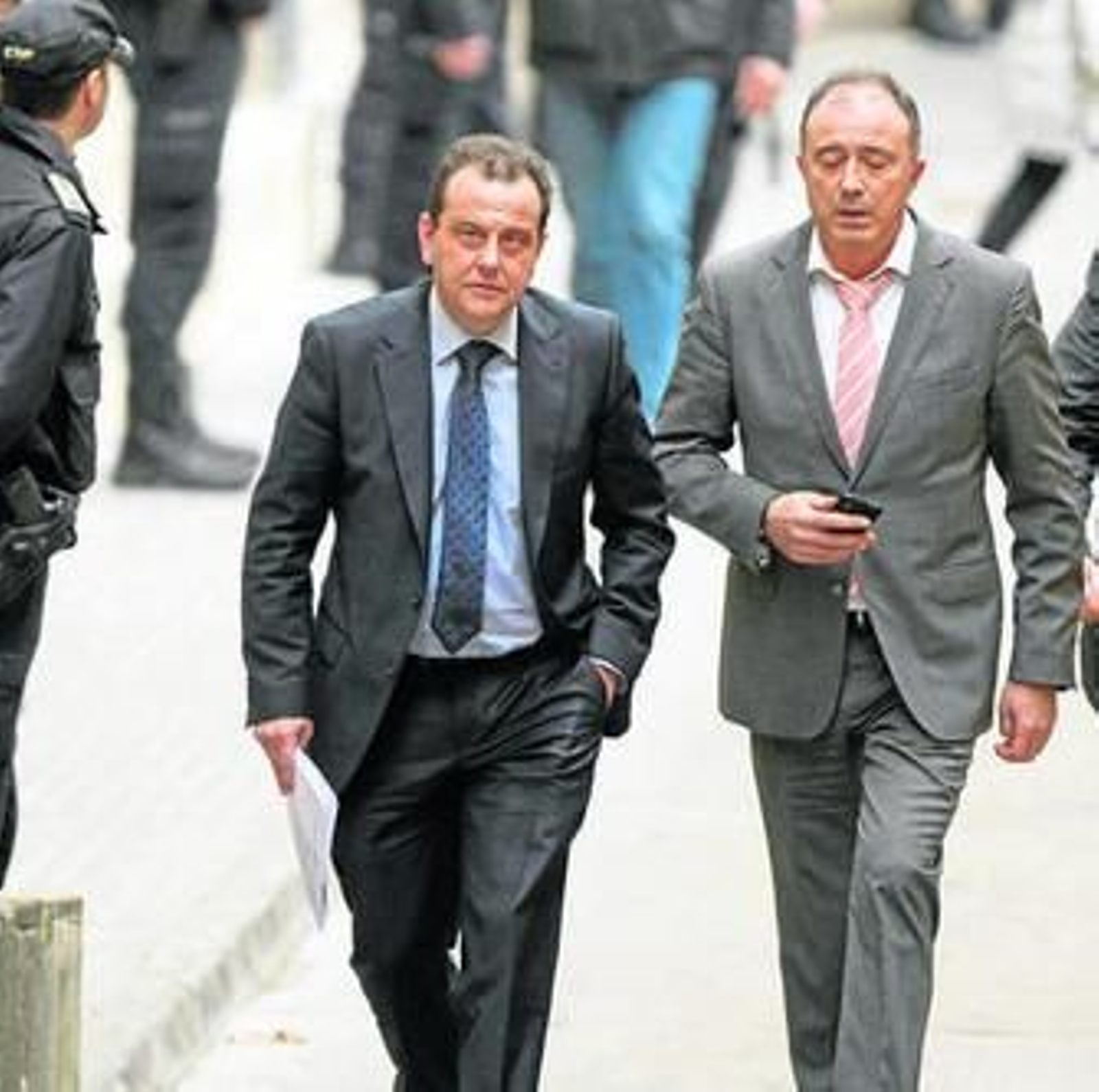 Los fiscales anticorrupción Pedro Horrach y Miguel Ángel Subirán abandonan ayer los juzgados.