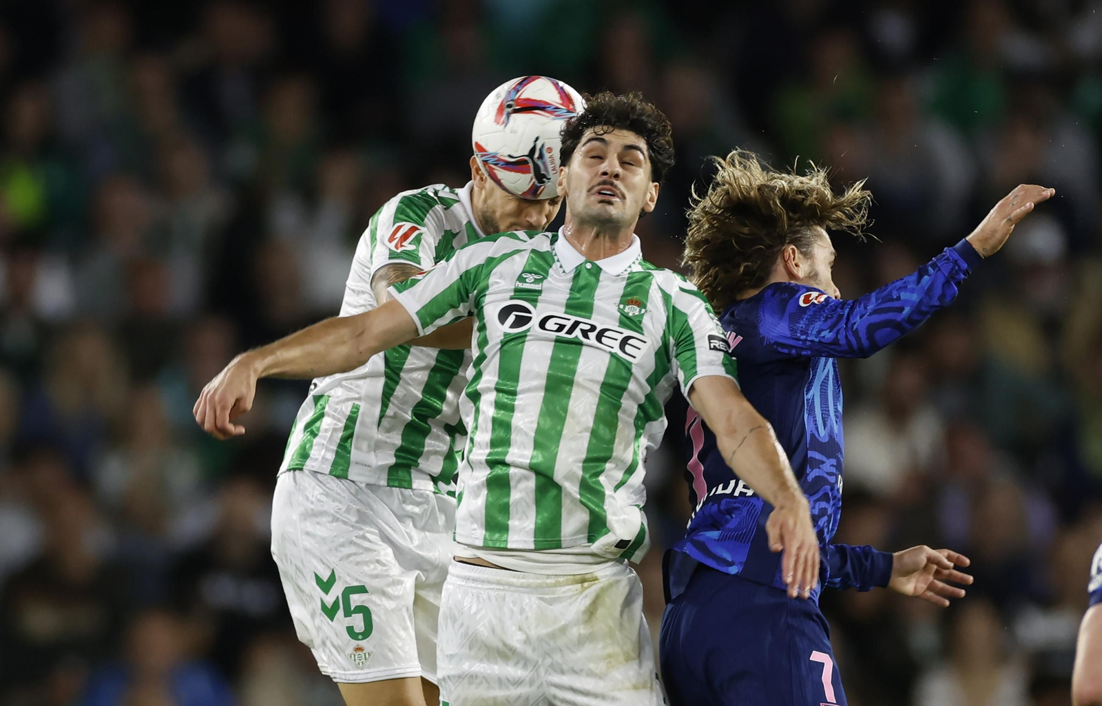 Bartra y Johnny se imponen en el salto a Griezmann en un lance del encuentro disputado en el Benito Villamarín.