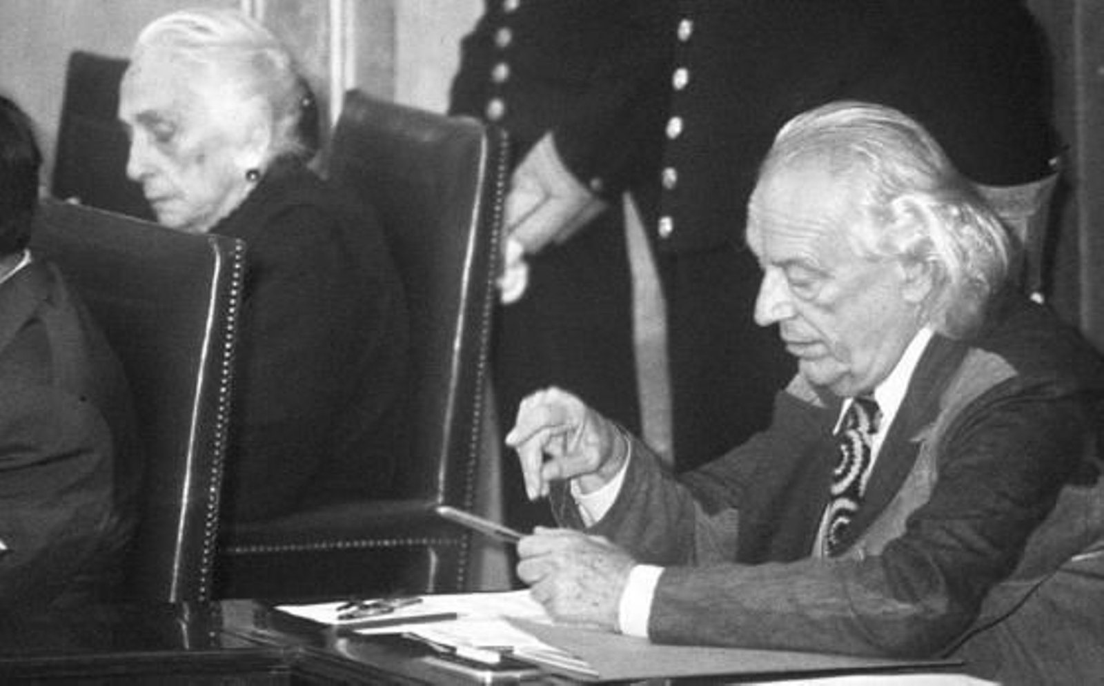 La Pasionaria y Rafael Alberti ocuparon escaños próximos en el Congreso, tras las elecciones de 1977, donde el poeta llegó a ejercer de diputado por Cádiz.