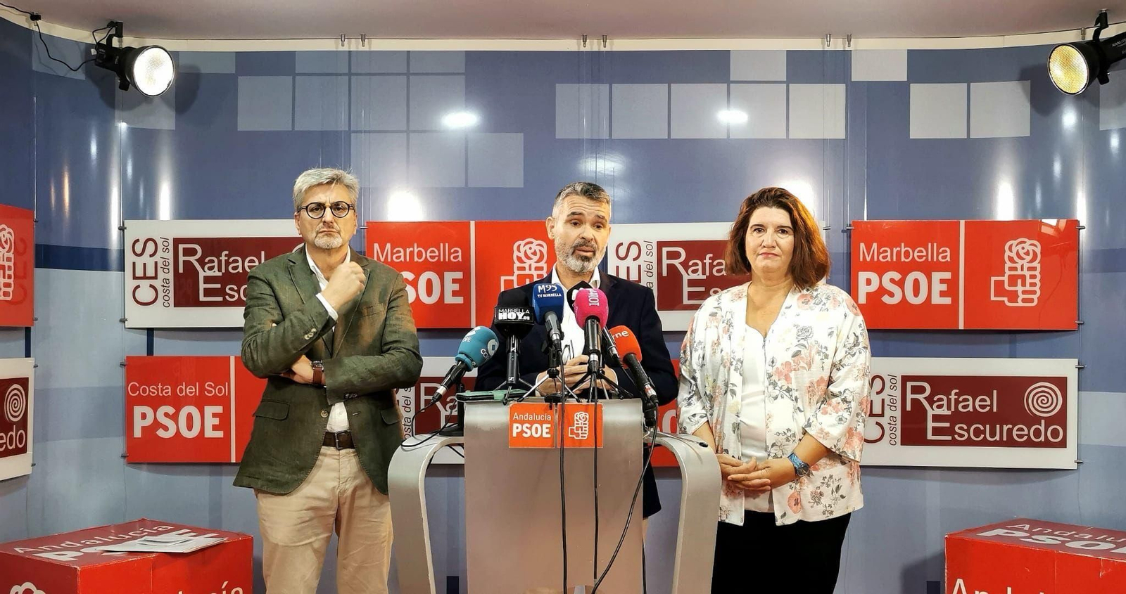 El portavoz del PSOE de Marbella, José Bernal (C.), en rueda de prensa junto con Blanca Fernández y  Josele Aguilar.