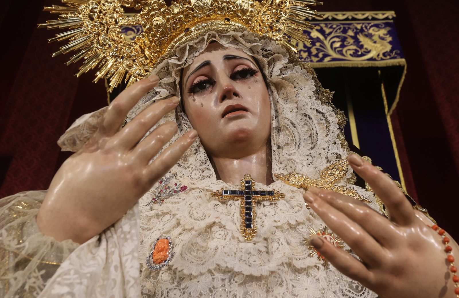 Las impresionantes imágenes de la Virgen de la Victoria en su besamanos