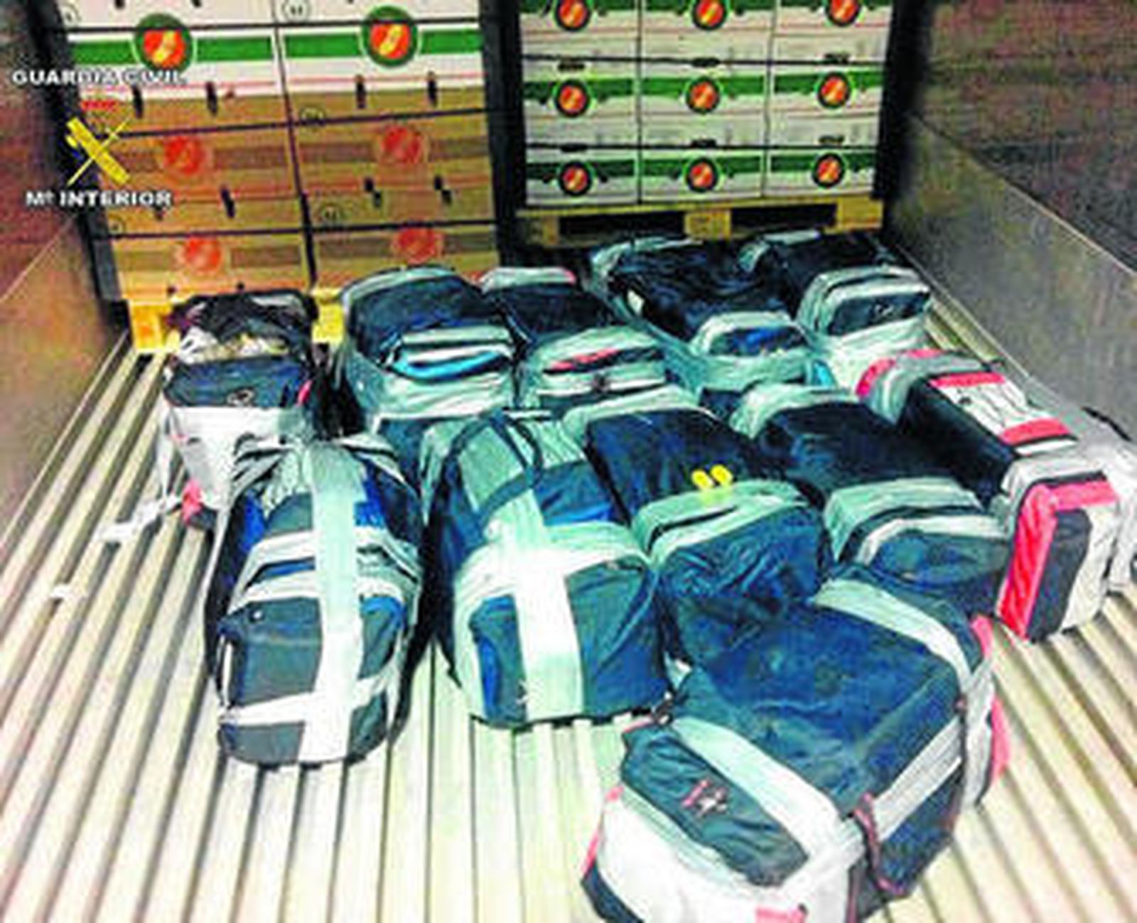 En la imagen aparecen los once bultos con droga en el contenedor.