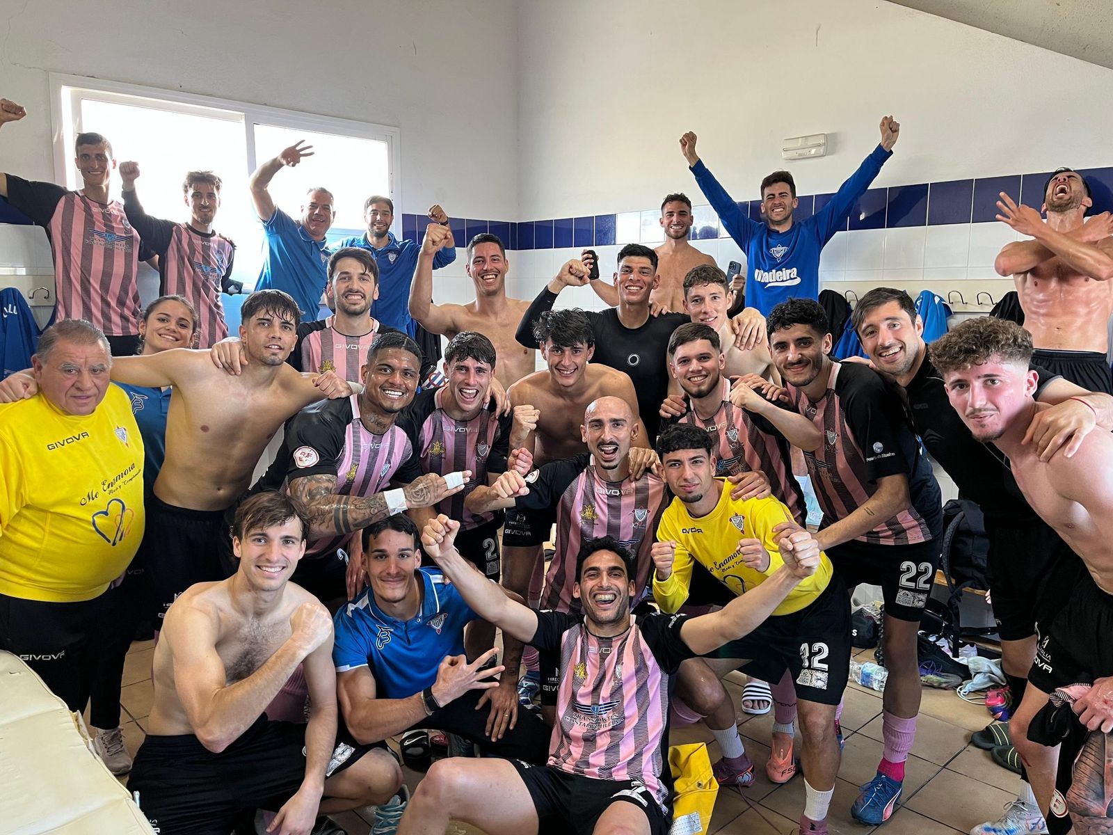 El Bollullos celebra en vestuarios su victoria en Castilleja, la primera en dos meses