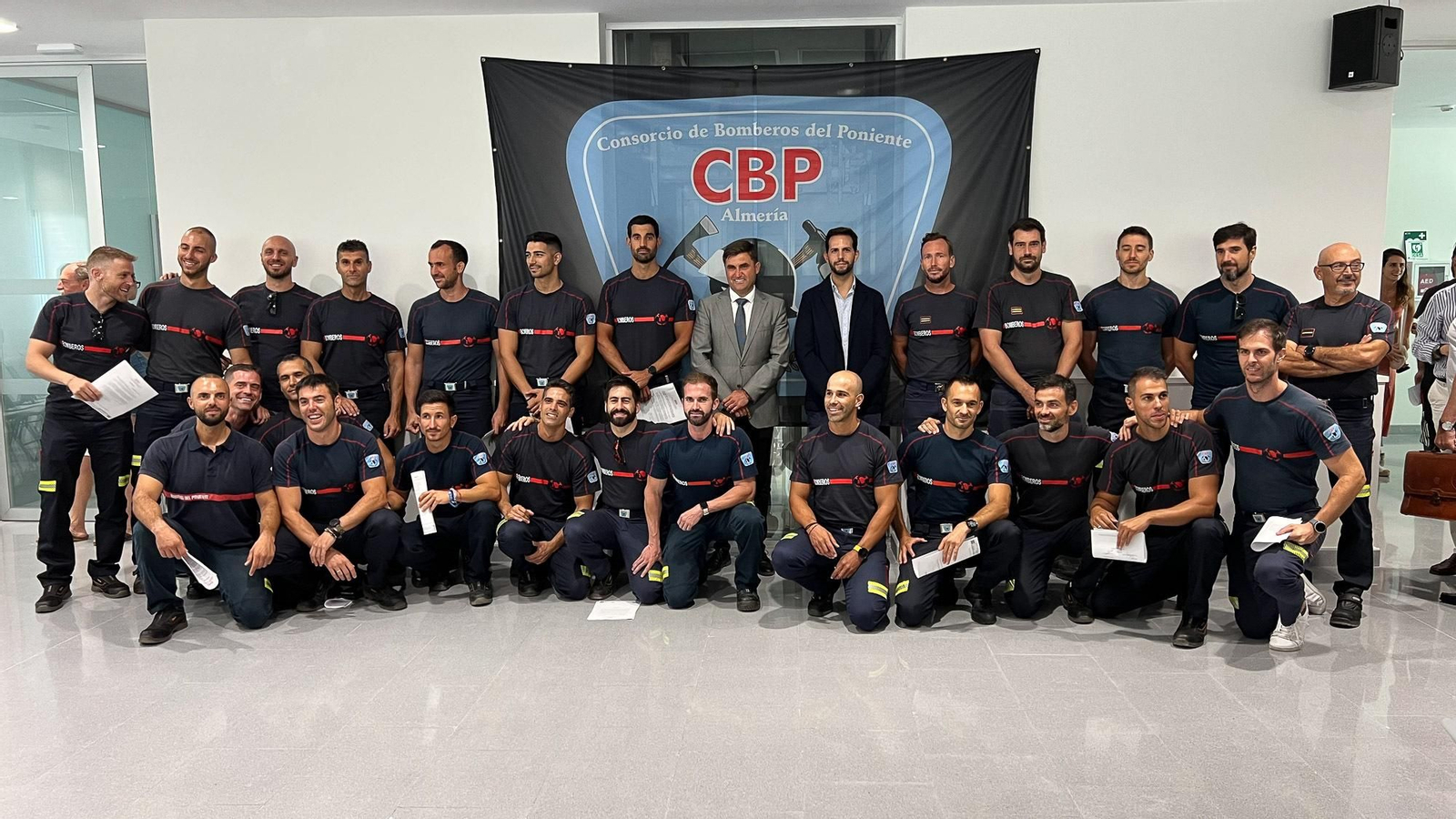 Los nuevos bomberos posando en una foto de familia.