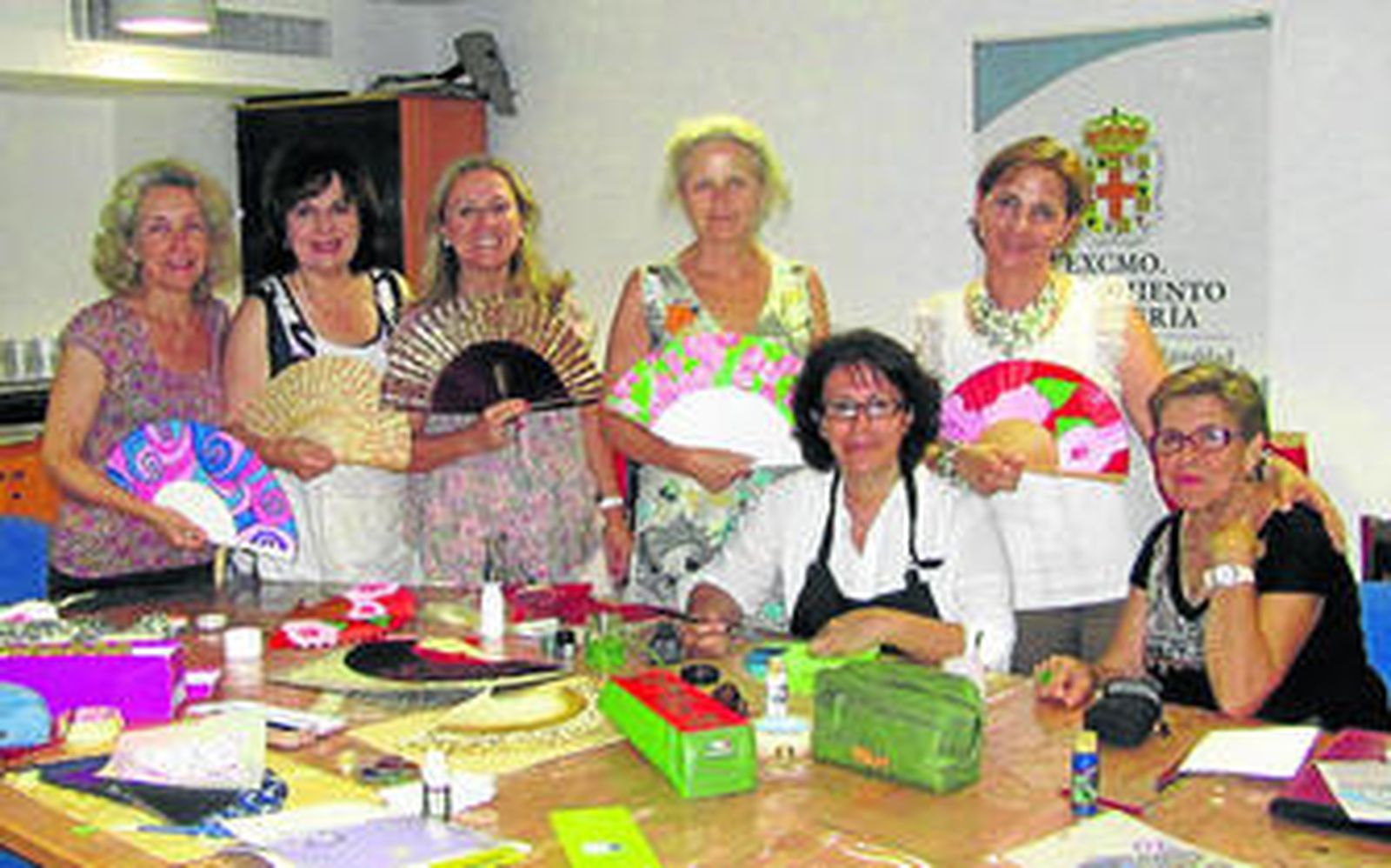 África Jiménez y un grupo de alumnas muestran orgullosas el resultado de su artístico trabajo.