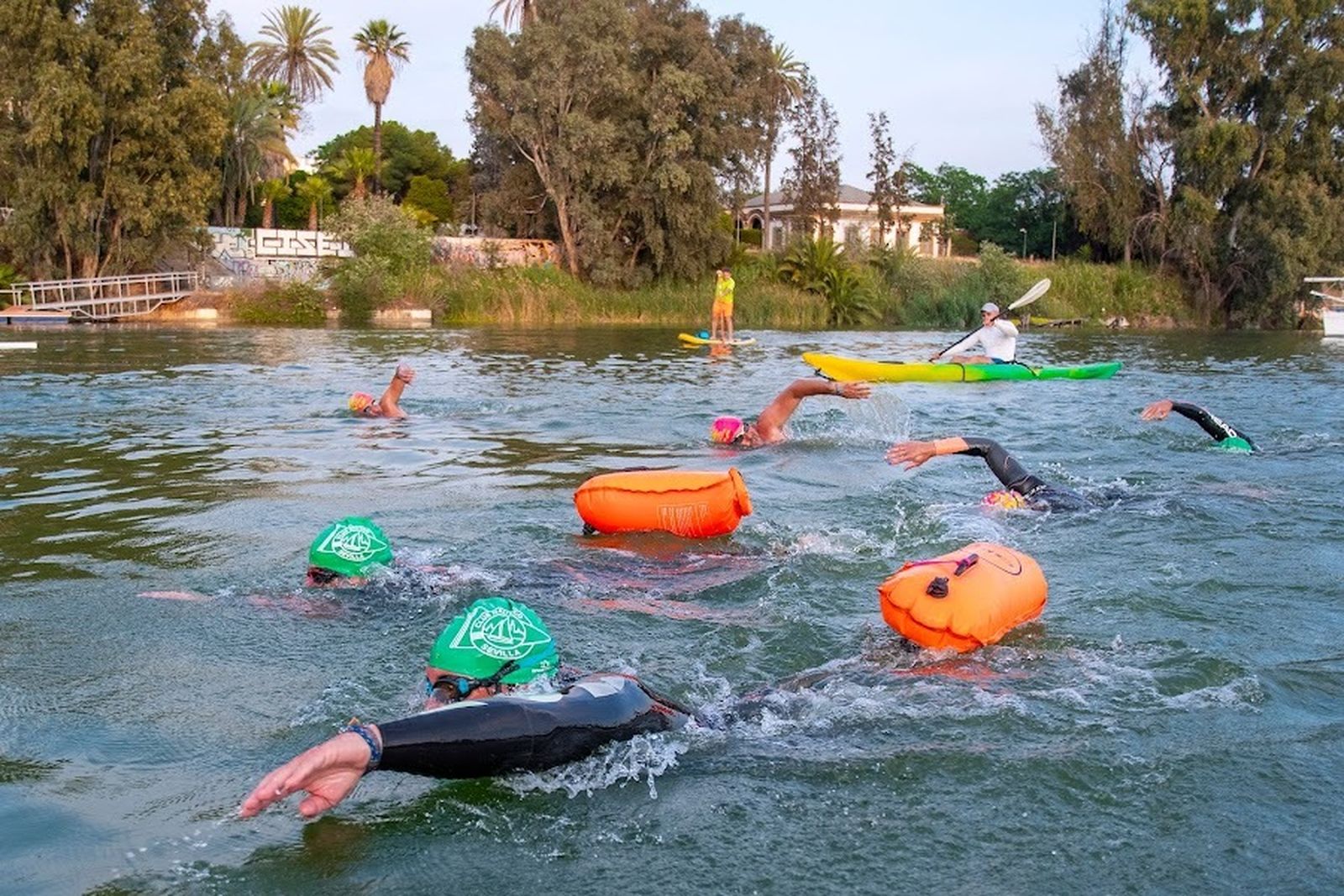 Triatlón a lo largo del Guadalquivir a beneficio de la Fundación Vicente Ferrer