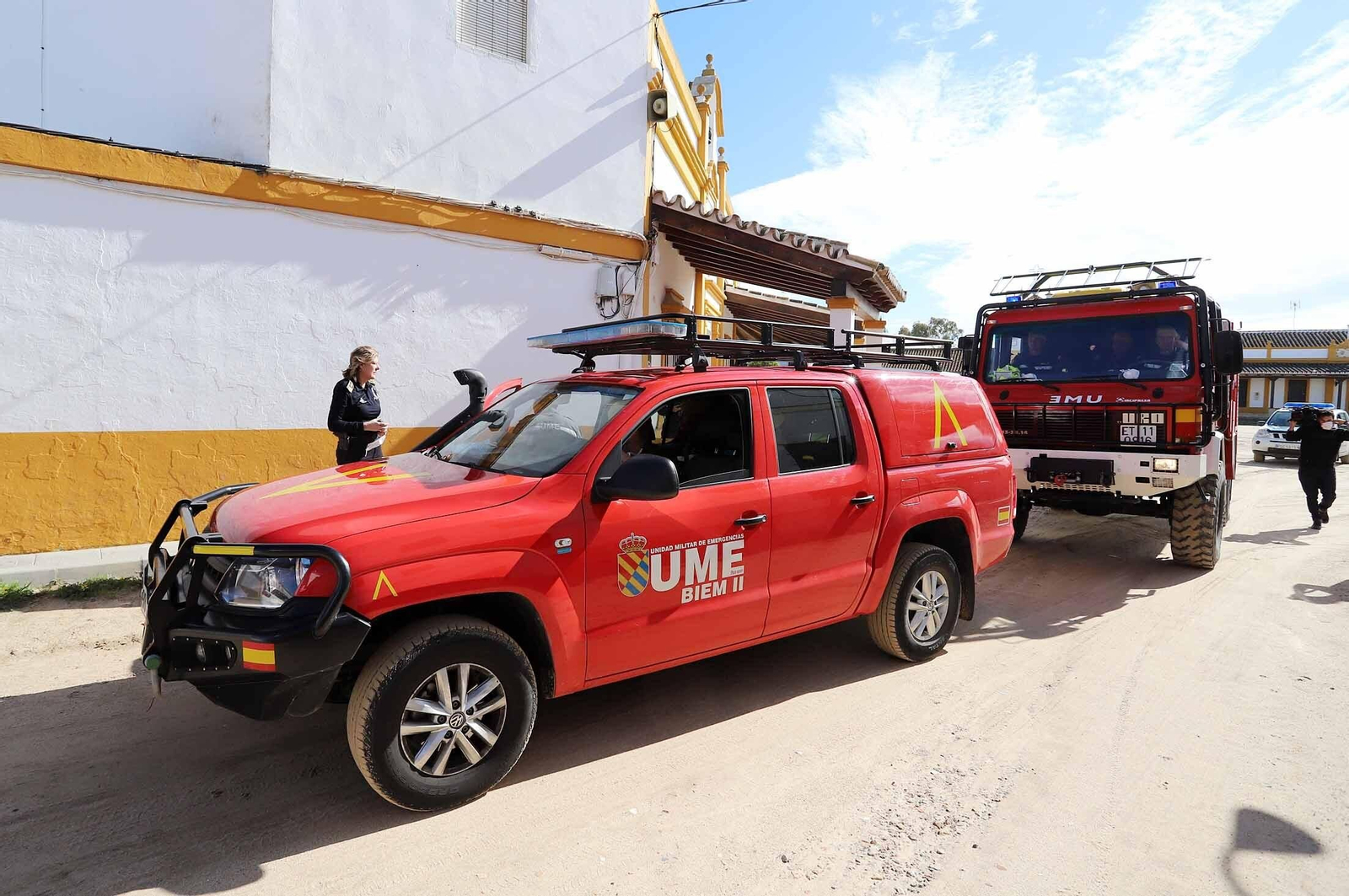 Imágenes de la presencia de la UME en el Rocío para el confinamiento