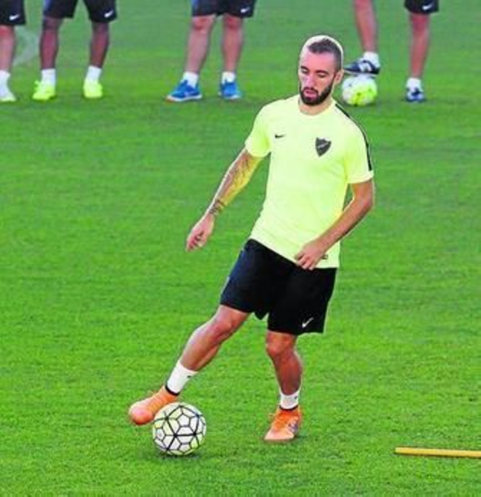 Darder conduce el esférico en La Rosaleda.