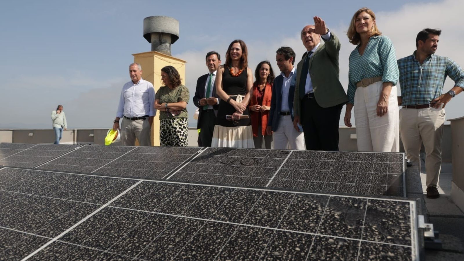 Landaluce señala ante la consejera Rocío Díaz.