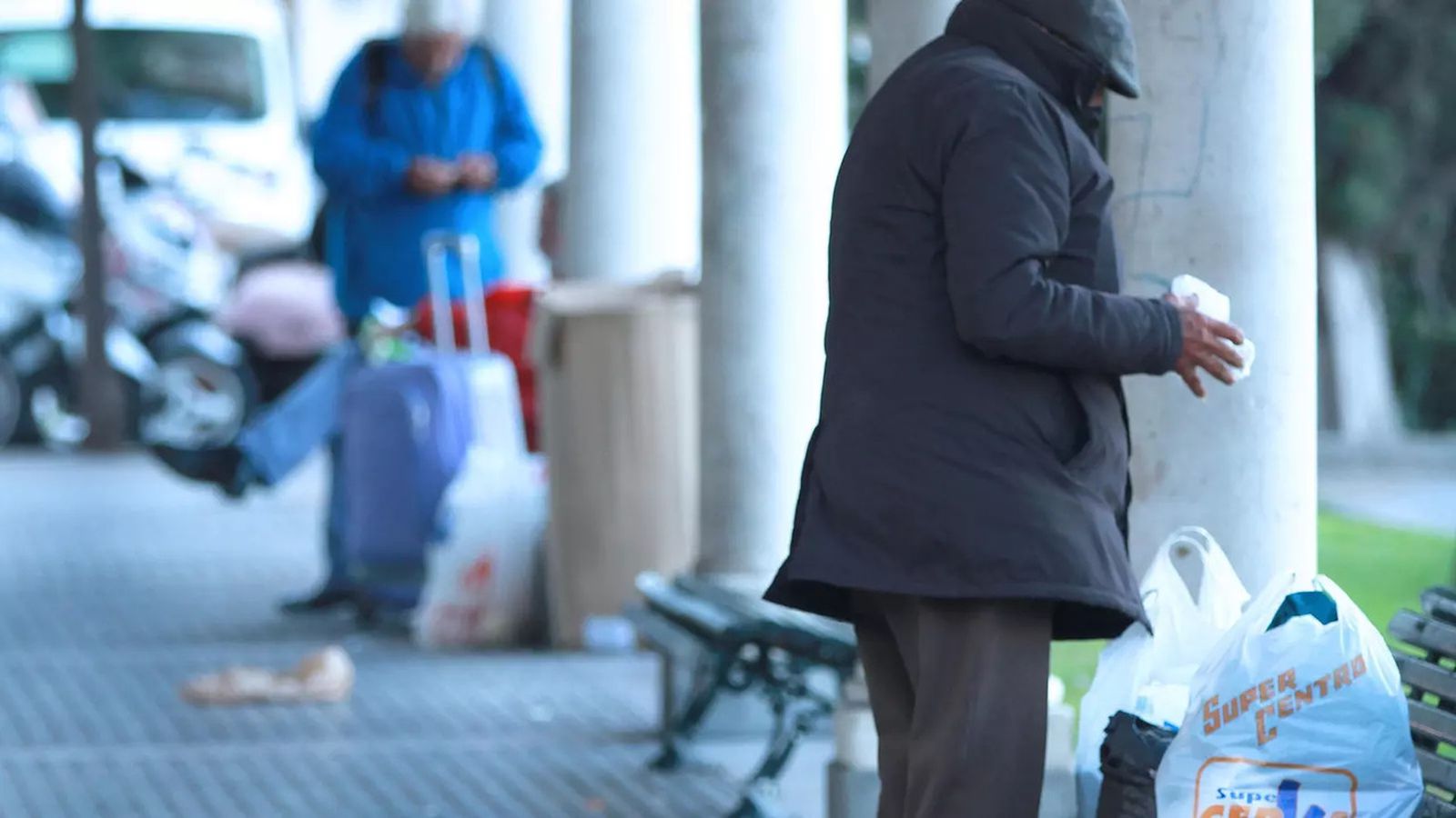 Personas sin hogar junto a la fuente de las Tortugas en Cádiz.