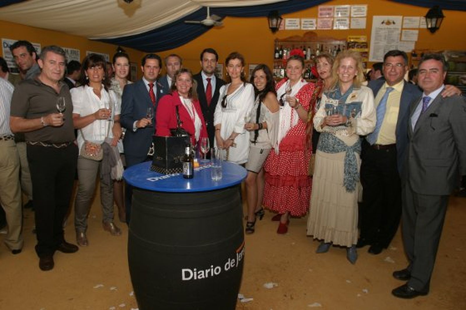 A la derecha, Antonio Real, director de grupo Hace; en el centro Sergio Martín, director de Hotel Guadalete e Inmaculada García-Paz, RRPP de este hotel, junto a miembros del sector hostelero.

Foto: Vanesa Lobo