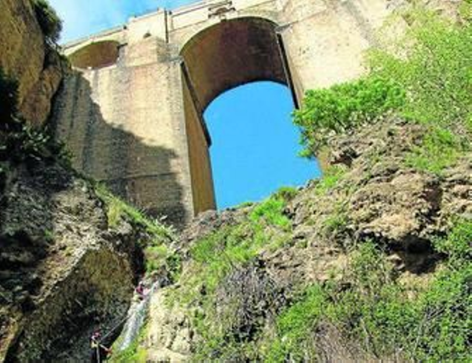 Varios aficionados descienden el barranco del Tajo de Ronda.