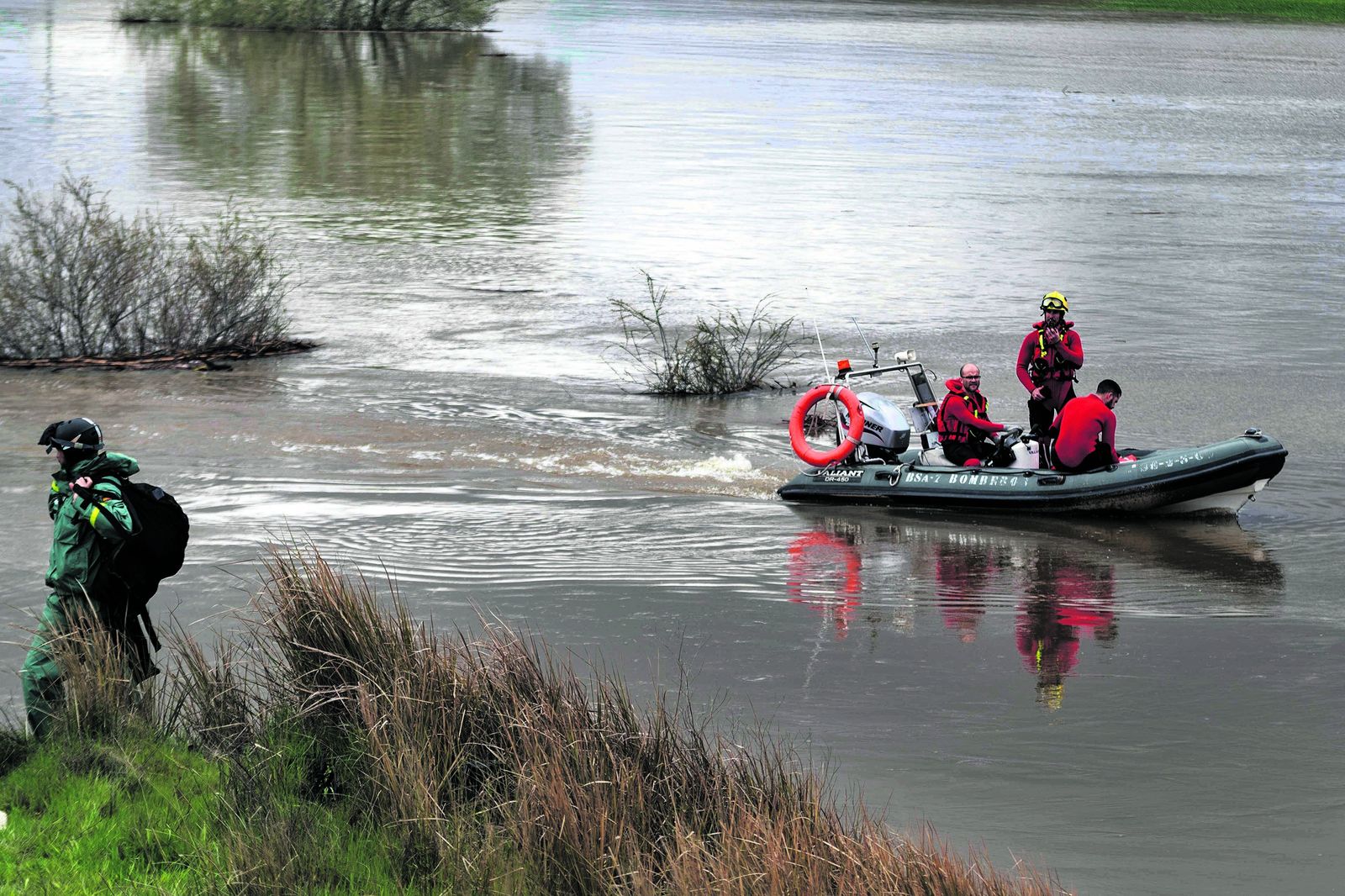 Personal de emergencia en las primeras horas tras la desaparición.
