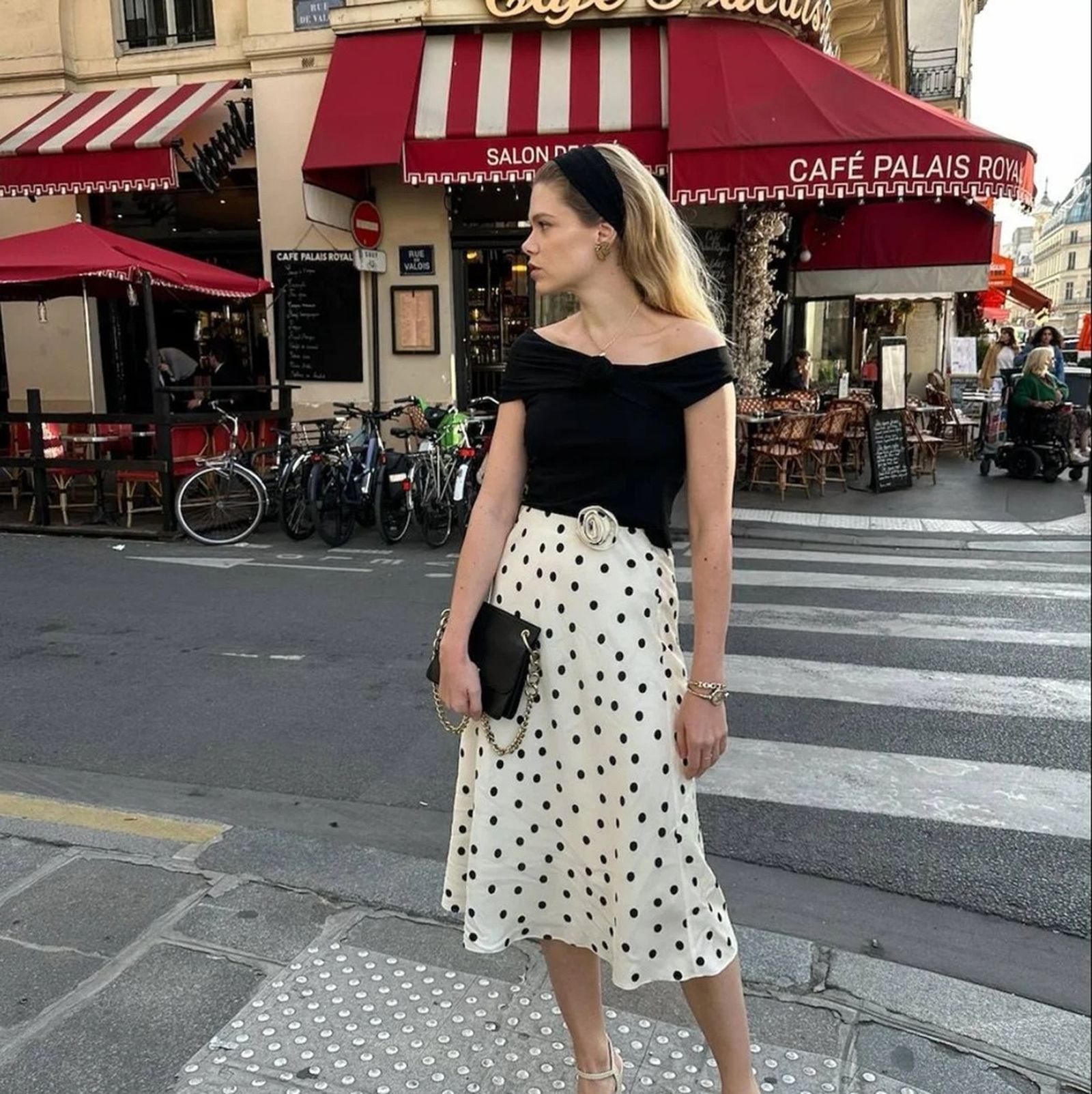 El biniomio blanco y negro es un 'must' en los looks de inspiración para la Feria de Abril, no olvides añadir una nota de color con los complementos.