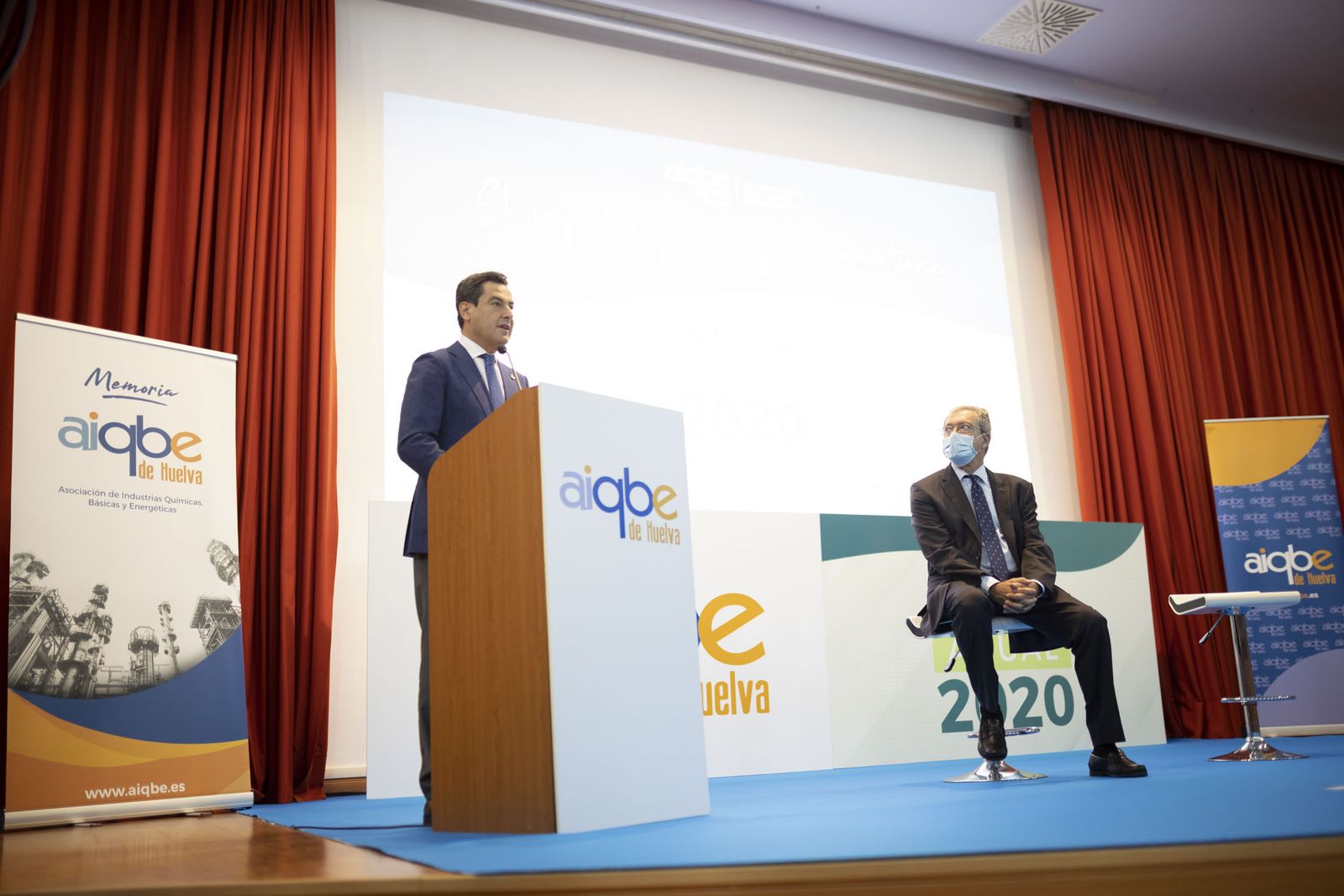 El presidente de la Junta de Andalucía, Juanma Moreno durante su intervención en el acto acompañado por el consejero, Rogelio Velasco.