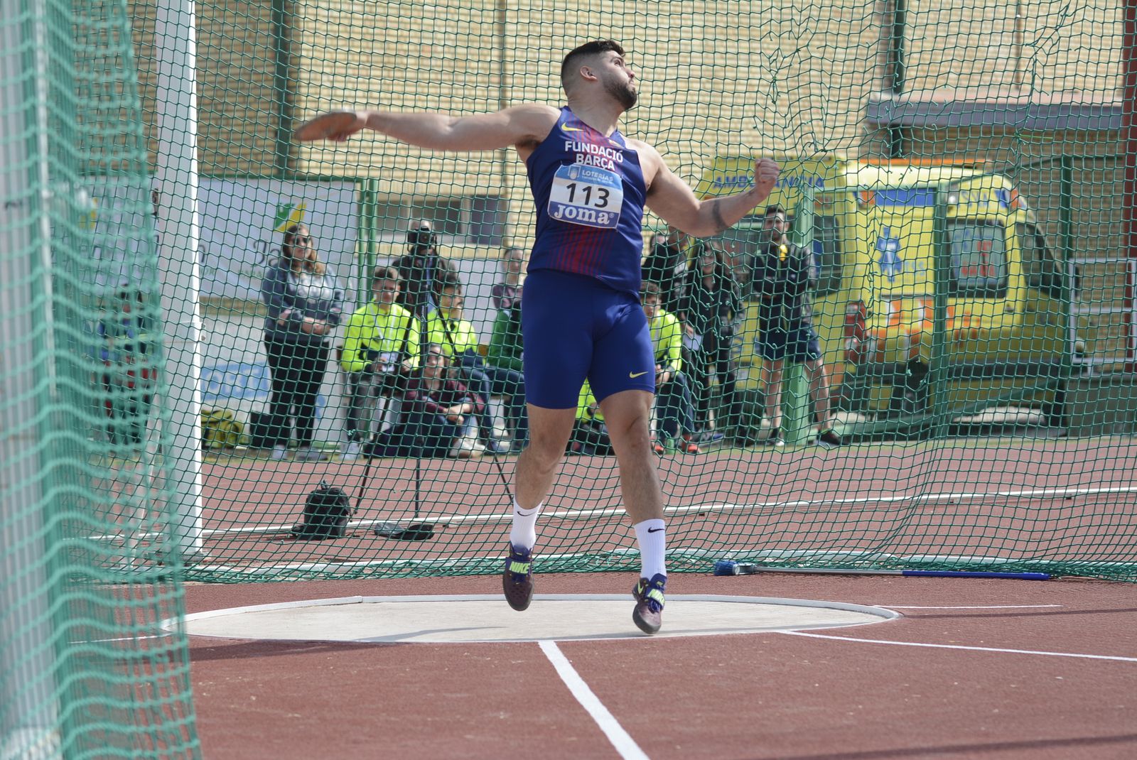 Lorenzo Hernández, en pleno competición en lanzamiento de disco