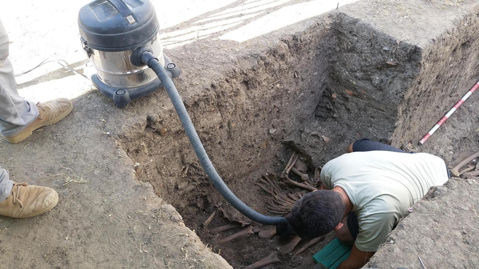 Excavaciones en la fosa común del cementerio antiguo de Jimena