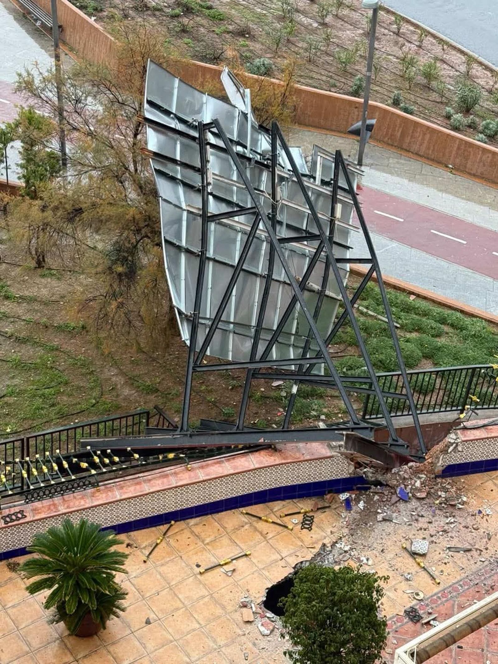 En imágenes: el temporal Kristin mantiene en vilo a toda la provincia de Almería